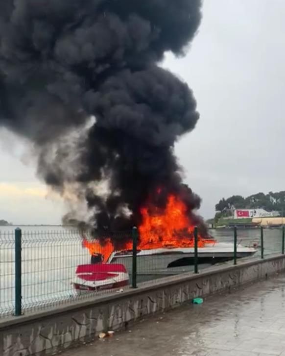İzmir'de dehşet veren patlama! Tekne alev topuna döndü, iki kişi son anda kurtuldu - 1. Resim