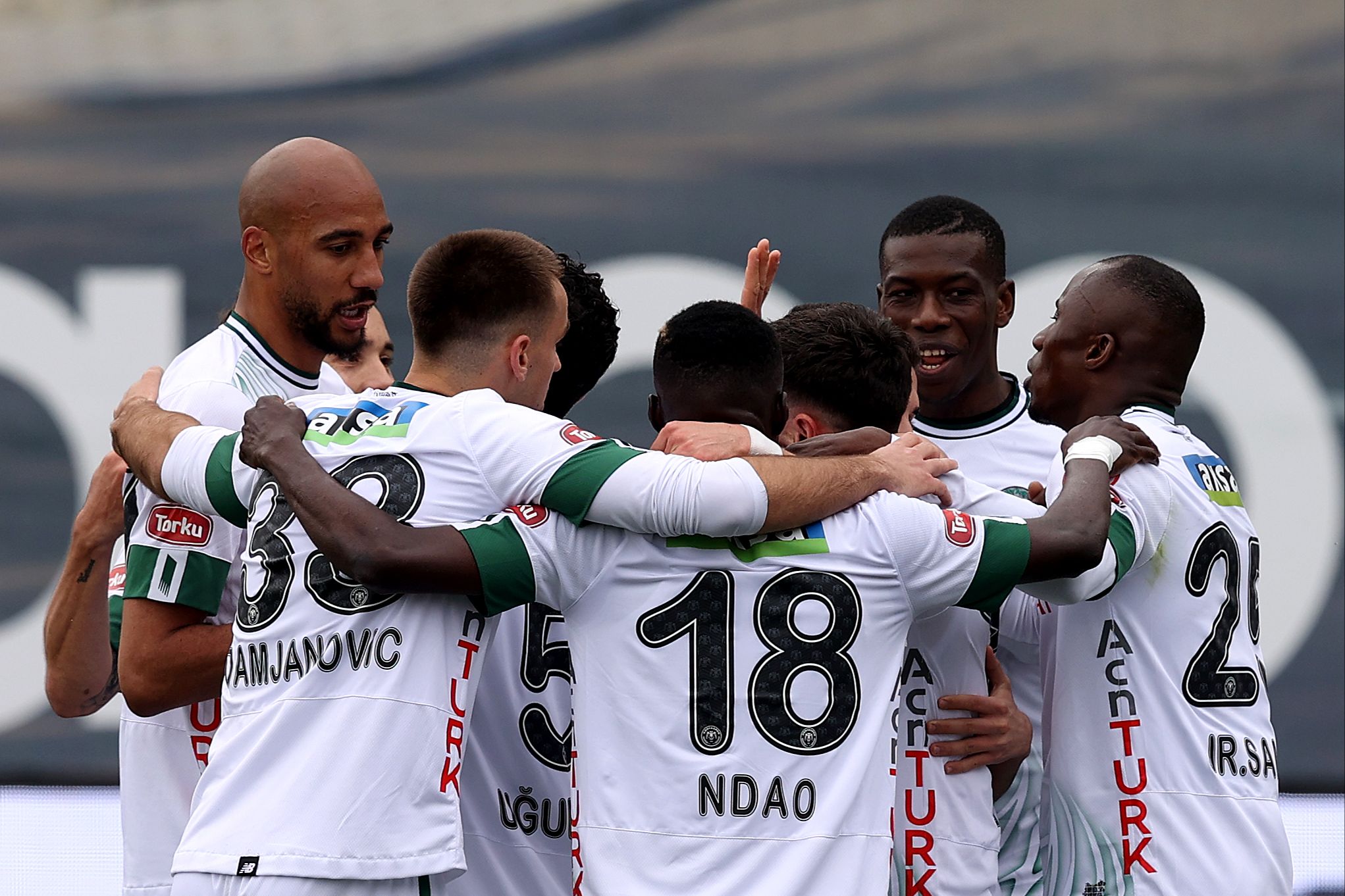 Konyaspor, İstanbul'dan 3 puanla ayrıldı! Cikalleshi ve Ethemi küme hattından çıkardı - 1. Resim