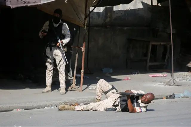 Silahlı çeteler başbakanın yokluğunu fırsat bildi! Haiti'de hapishane baskınında yüzlerce mahkum serbest kaldı Silahlı çeteler başbakanın yokluğunu fırsat bildi! Haiti'de hapishane baskınında yüzlerce mahkum serbest kaldı - 2. Resim