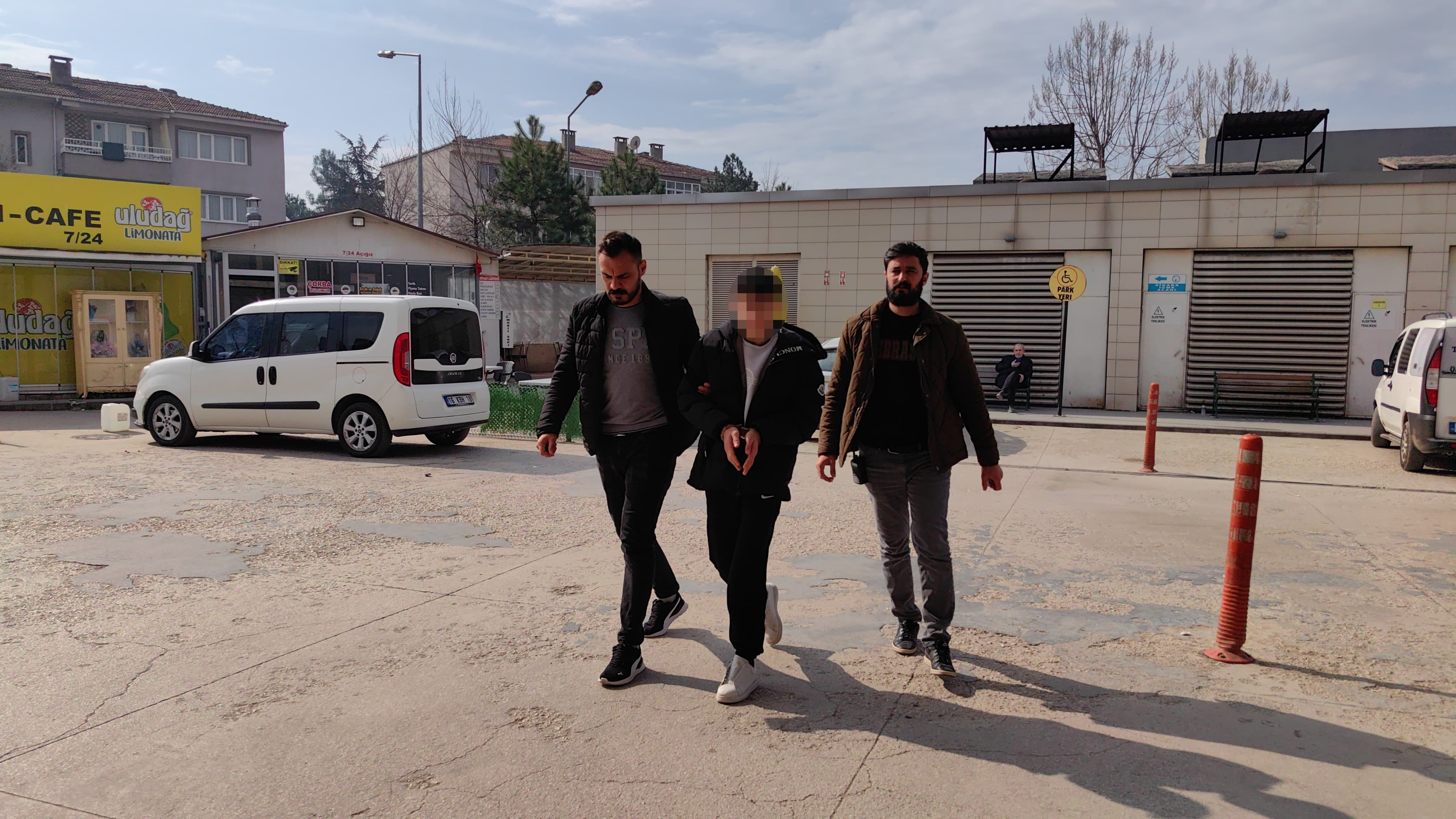 18 yaşındaki gen&ccedil;, sazan sarmalı taktiğiyle 3.5 milyon liralık vurgun yaptı - 1. Resim