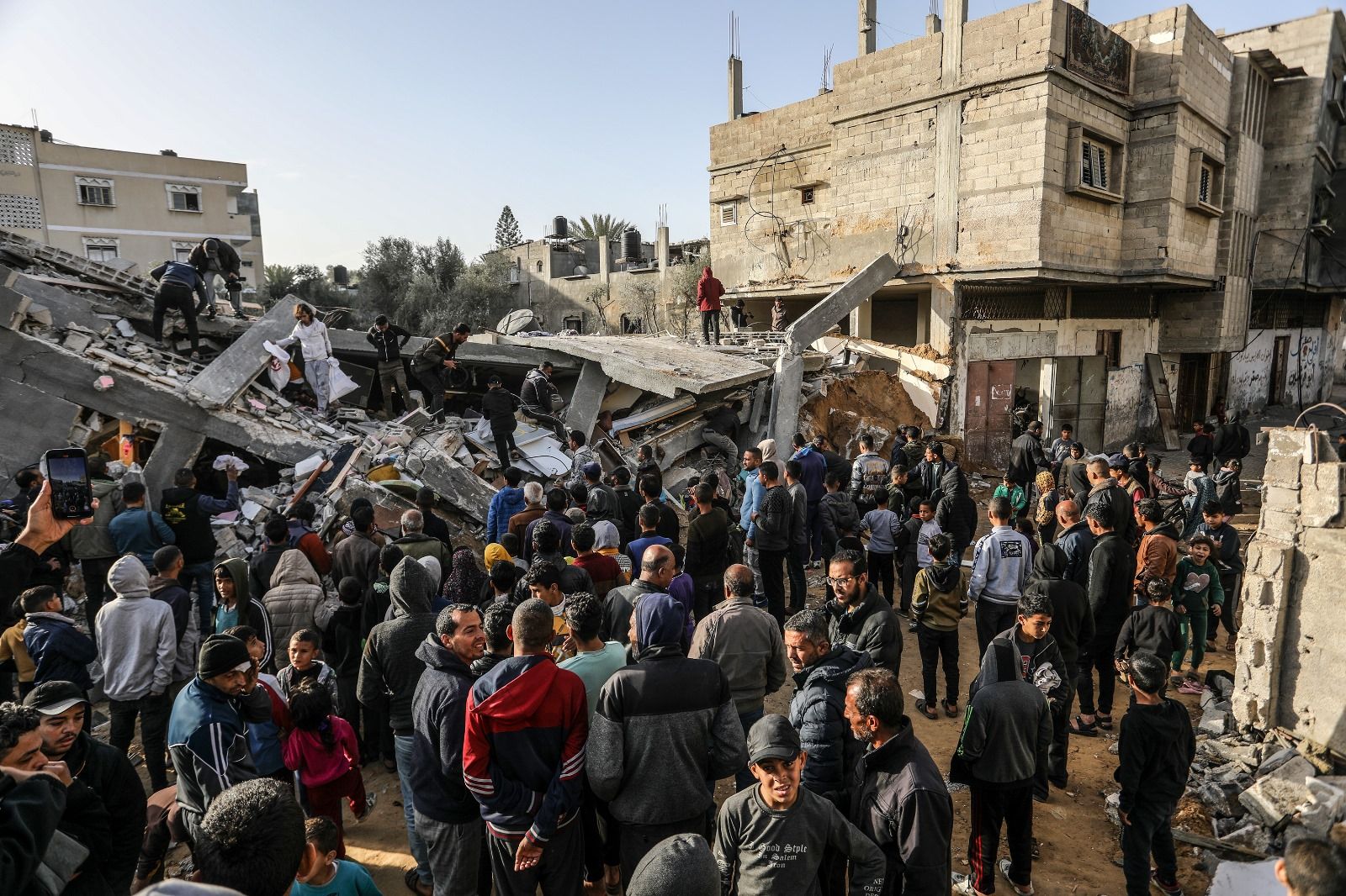 6 dakikada 50 katliam! Bir evden 14 cenaze çıktı 6 dakikada 50 katliam! Bir evden 14 cenaze çıktı - 2. Resim