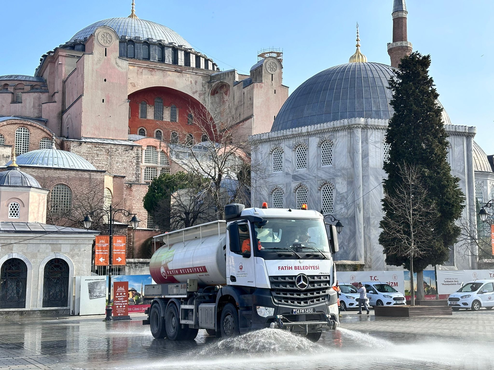 Ayasofya'yı foşur foşur yıkadılar! Fatih'in yadigarı Ramazan için gül suyuyla temizlendi Ayasofya-i Kebir Cami-i Şerifi foşur foşur yıkadılar! Ramazan temizliği gül suyuyla yapıldı - 1. Resim
