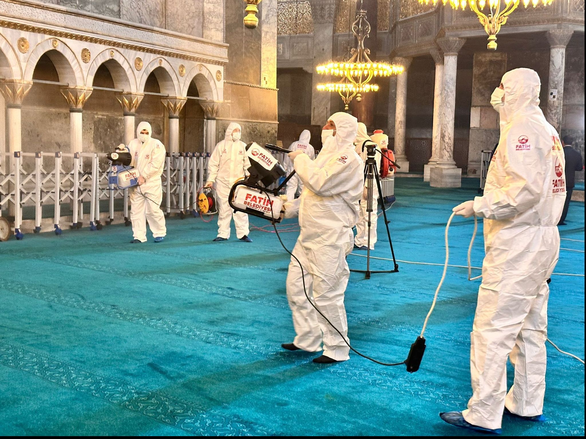 Ayasofya'yı foşur foşur yıkadılar! Fatih'in yadigarı Ramazan için gül suyuyla temizlendi Ayasofya-i Kebir Cami-i Şerifi foşur foşur yıkadılar! Ramazan temizliği gül suyuyla yapıldı - 3. Resim