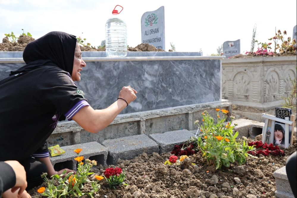 Bu acının tarifi yok! Kızının mezarı başında haykırdı: İki kere gömdük - 3. Resim