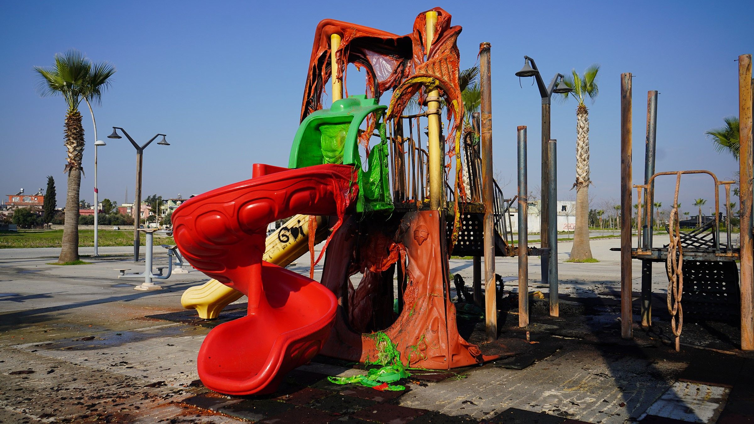 Çocuk parkından ne istediniz! Mersin'de akıl almaz olay - 1. Resim