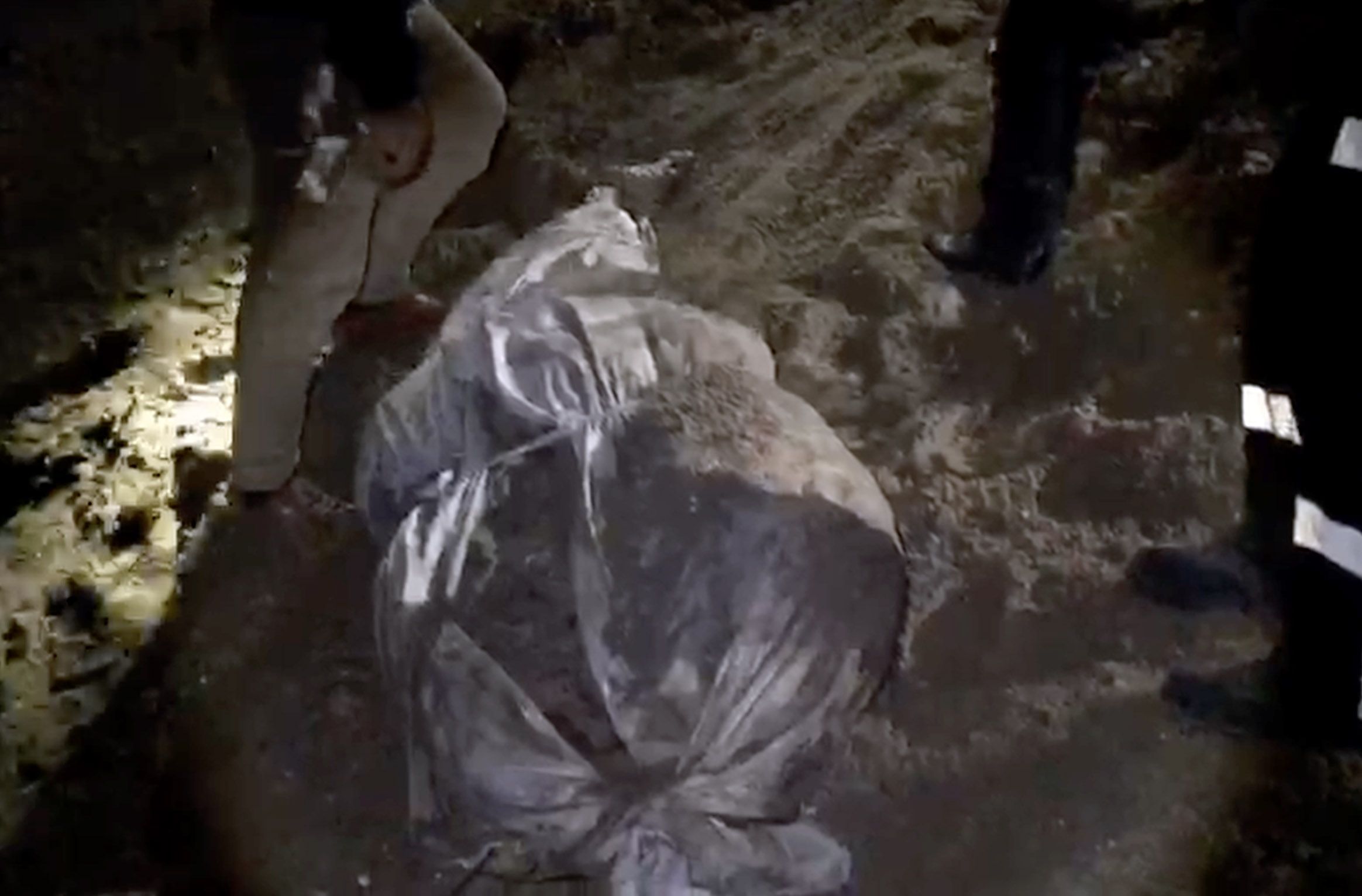 Gazze'de katliam belgelendi! İsrail toplu mezarları vurdu, yüzlerce naaş toprak üstünde - 1. Resim