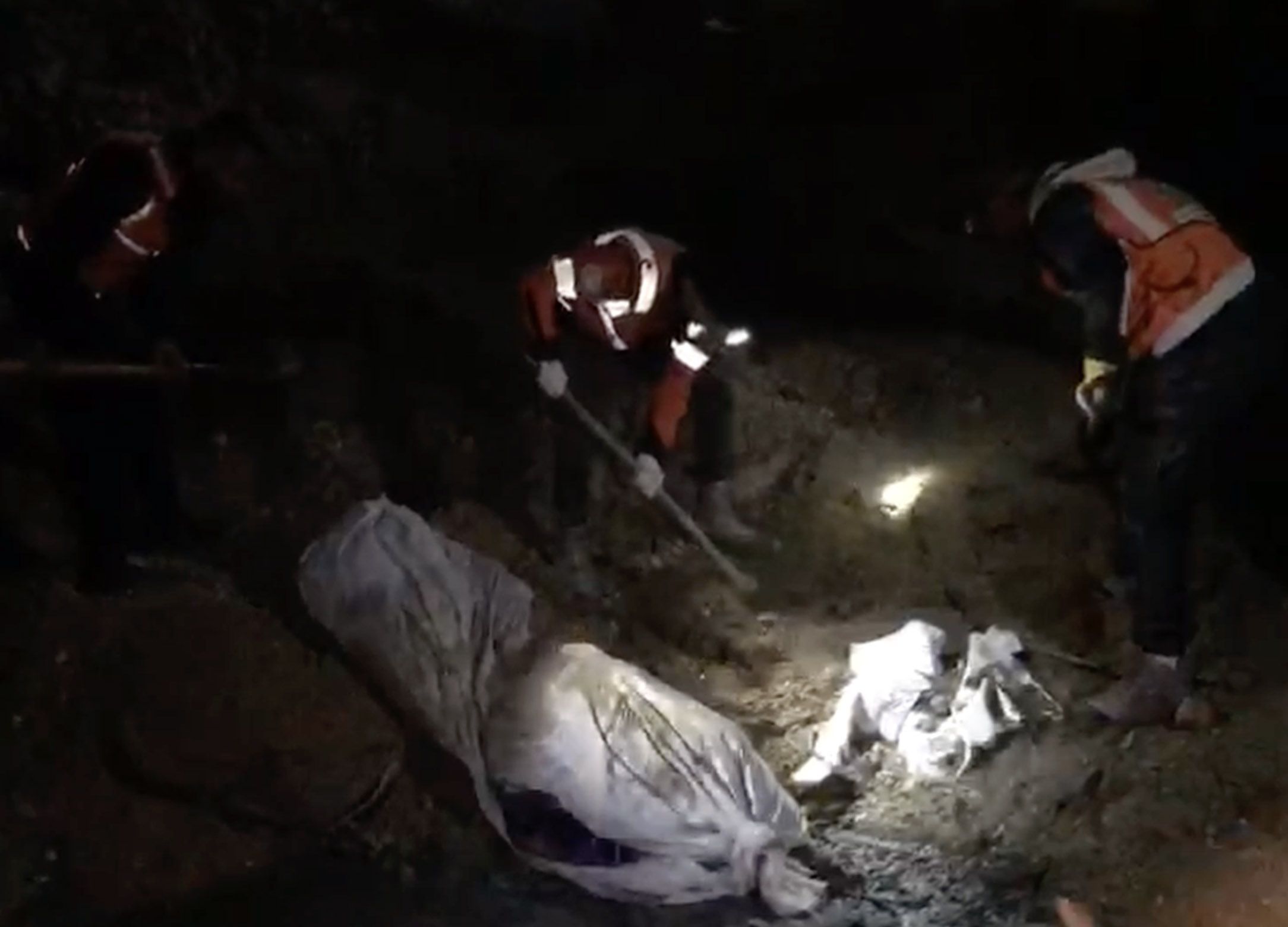 Gazze'de katliam belgelendi! İsrail toplu mezarları vurdu, yüzlerce naaş toprak üstünde - 2. Resim