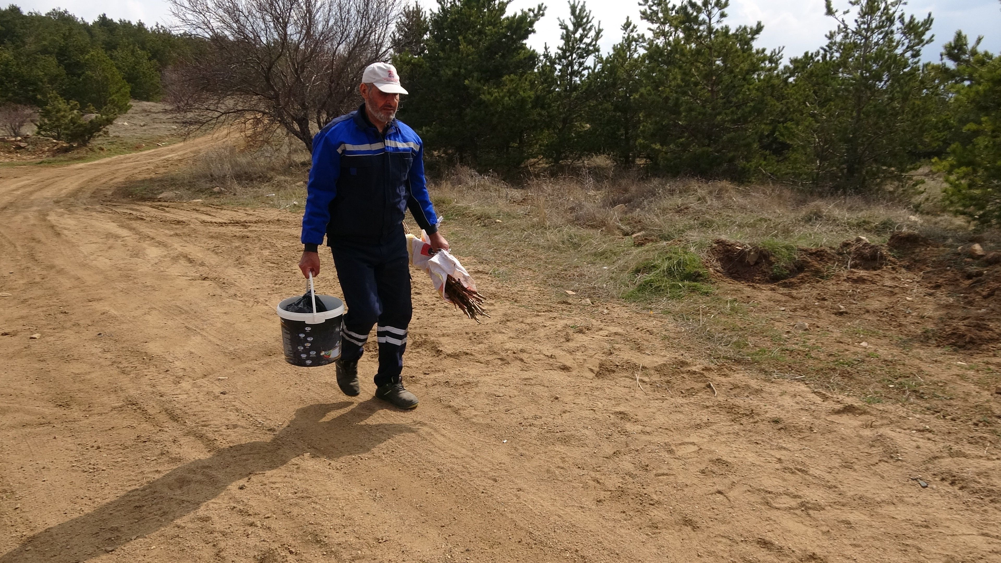 Hayatını bu işe adadı, dağ dağ gezip yabani meyve ağa&ccedil;larını aşılıyor - 2. Resim