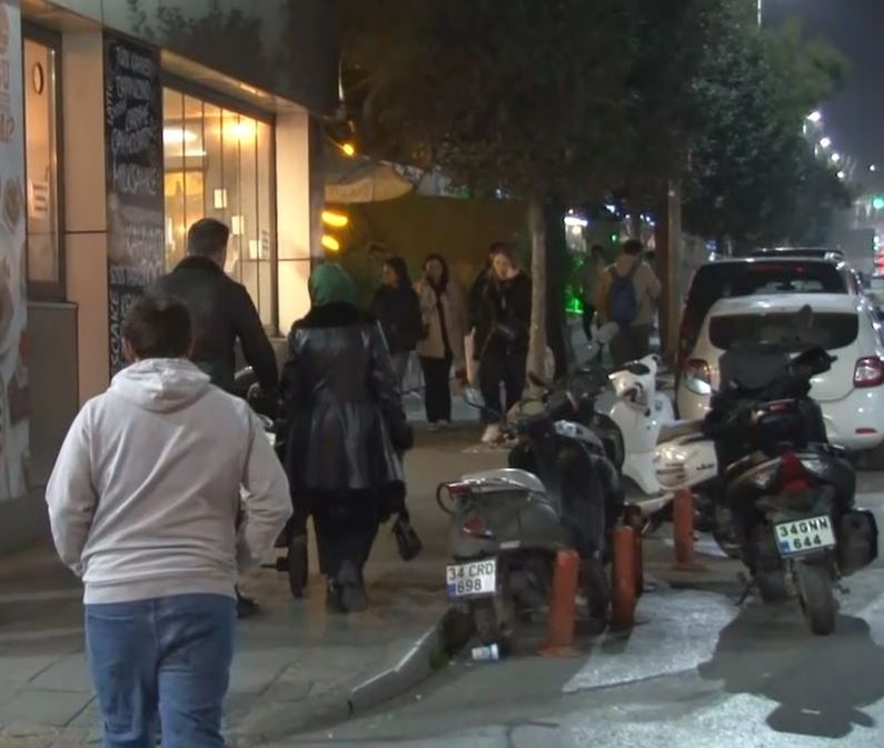 İstanbul'da şiddetli hissedilen Çanakkale merkezli deprem sonrası halk sokaklara indi - 1. Resim