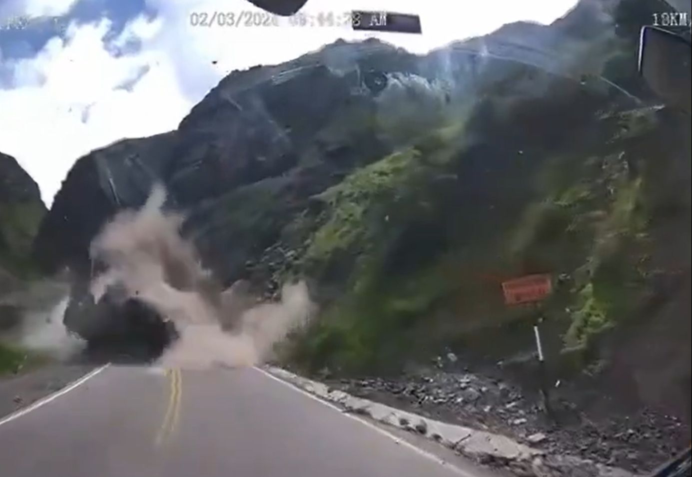 Korku filmini aratmayan görüntüler! Dağdan kopan kayalar yoldan geçen araçları kağıt gibi ezdi Korku filmini aratmayan anlar! Dağdan kopan kayalar yoldan geçen araçları kağıt gibi ezdi - 1. Resim