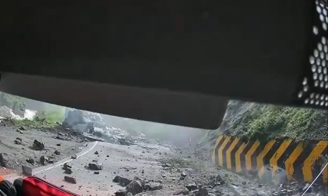 Korku filmini aratmayan görüntüler! Dağdan kopan kayalar yoldan geçen araçları kağıt gibi ezdi Korku filmini aratmayan anlar! Dağdan kopan kayalar yoldan geçen araçları kağıt gibi ezdi - 2. Resim