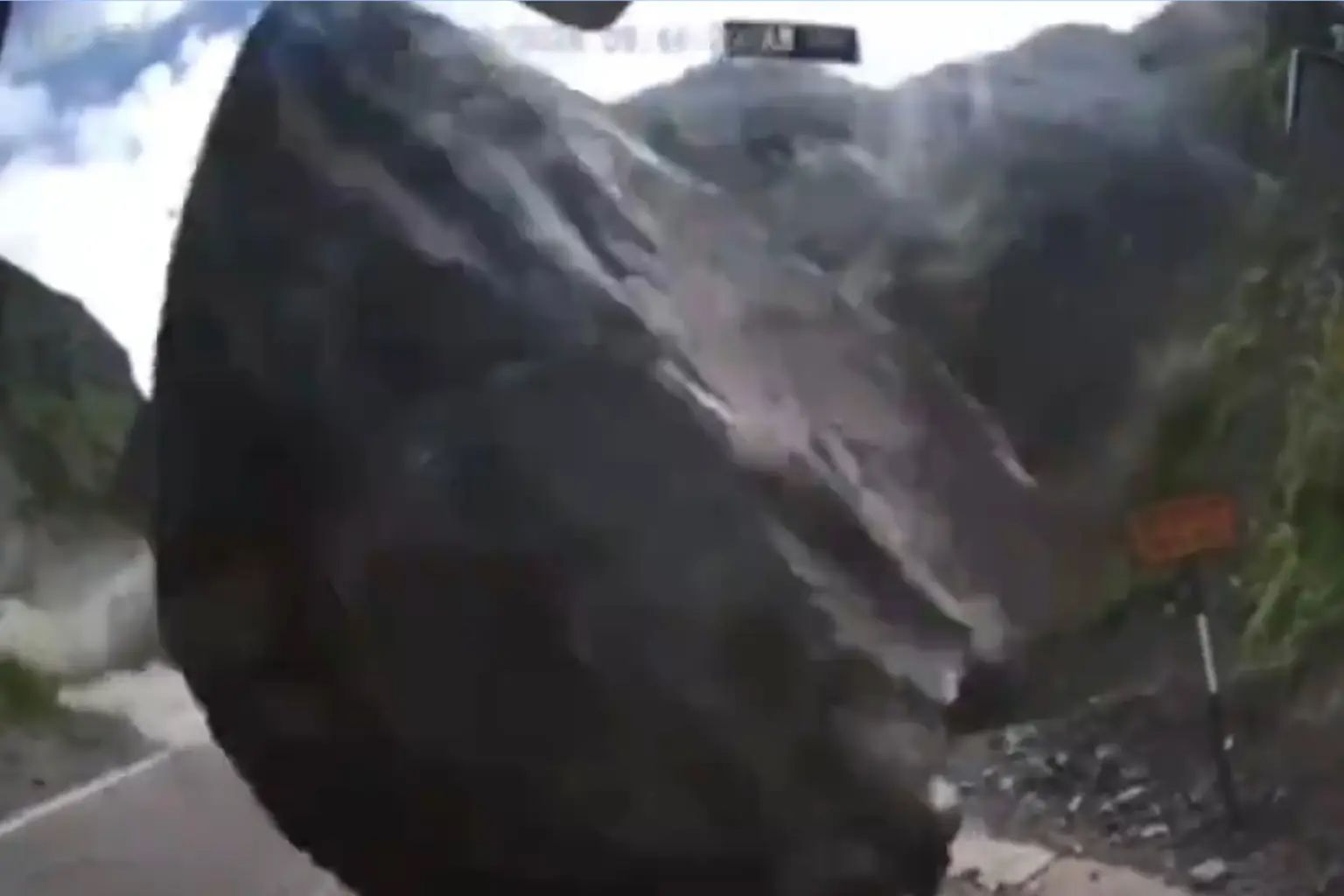 Korku filmini aratmayan görüntüler! Dağdan kopan kayalar yoldan geçen araçları kağıt gibi ezdi Korku filmini aratmayan anlar! Dağdan kopan kayalar yoldan geçen araçları kağıt gibi ezdi - 3. Resim