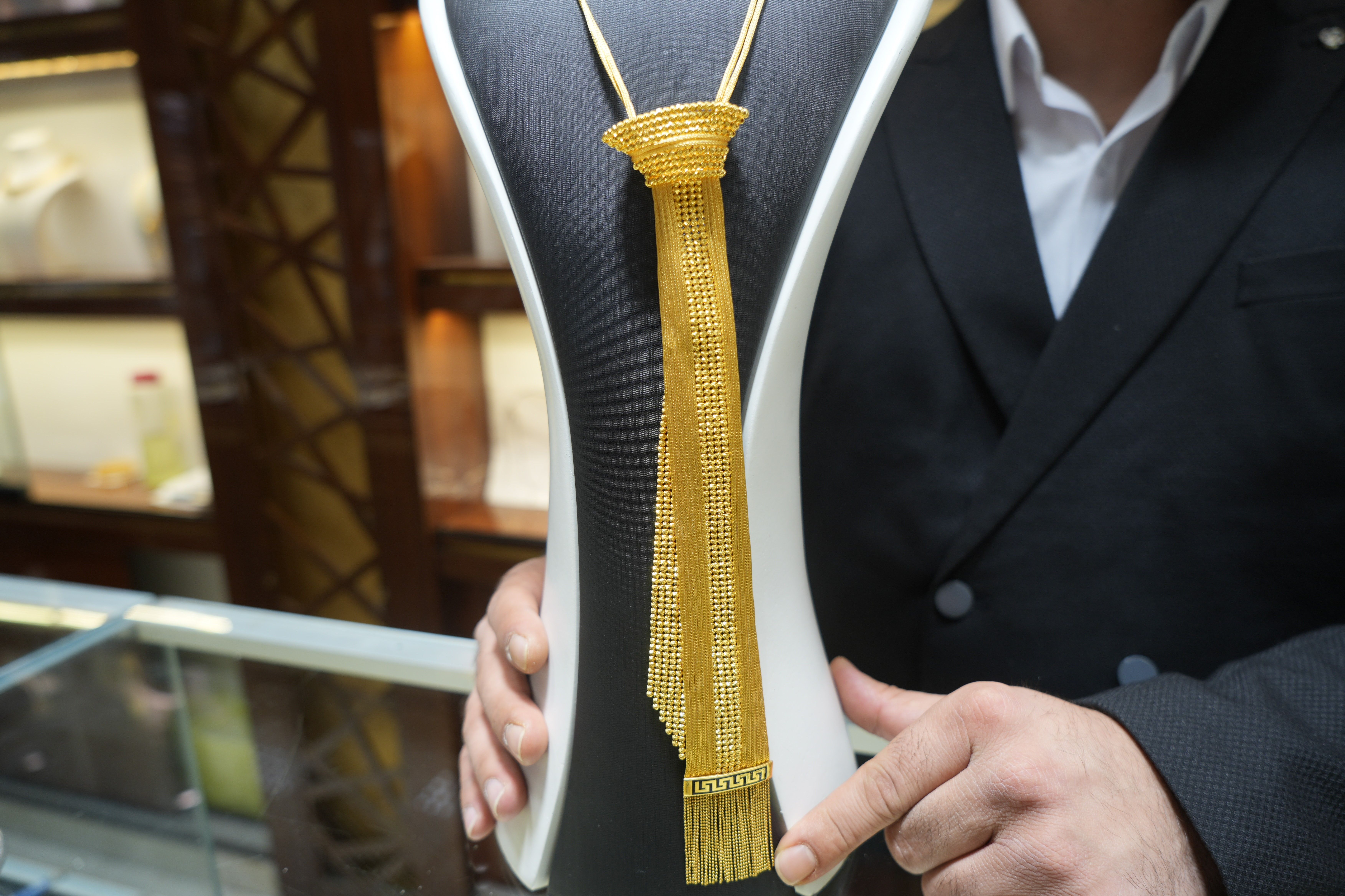 Kuyumda yeni trend altın kravat: Kadınlardan esinlendik - 1. Resim