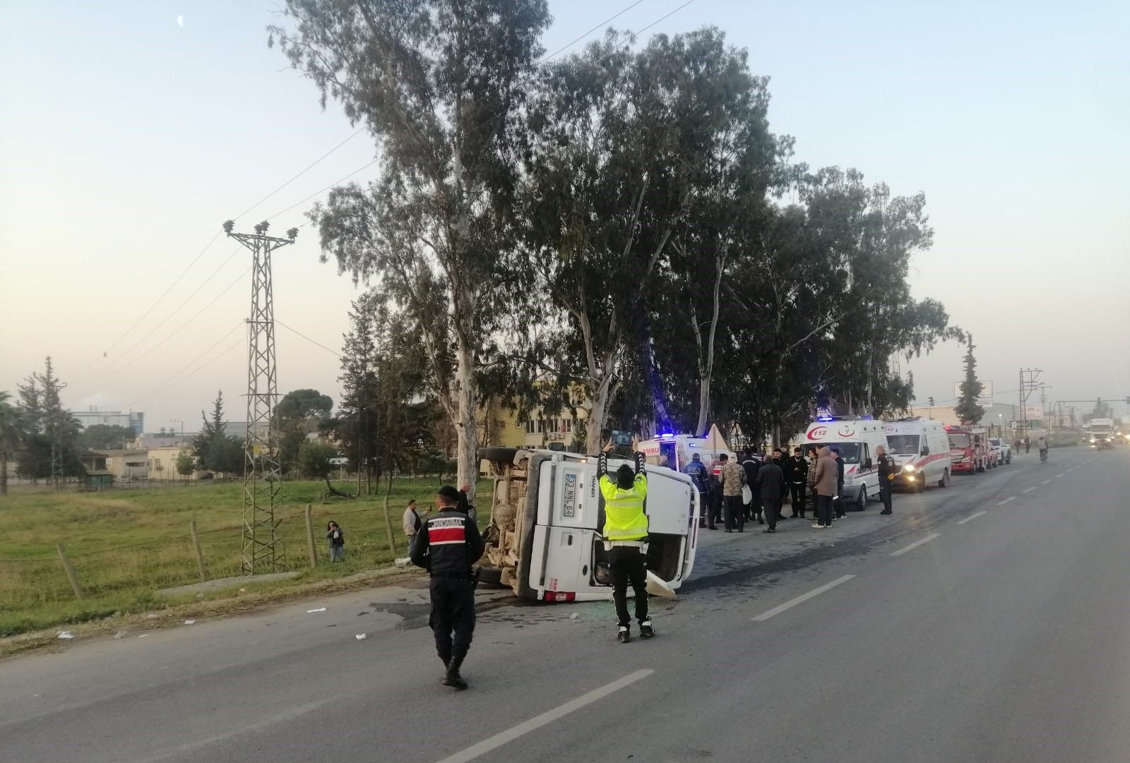 Mersin'de tarım işçilerini taşıyan minibüs kamyonetle çarpıştı, can pazarı yaşandı - 1. Resim