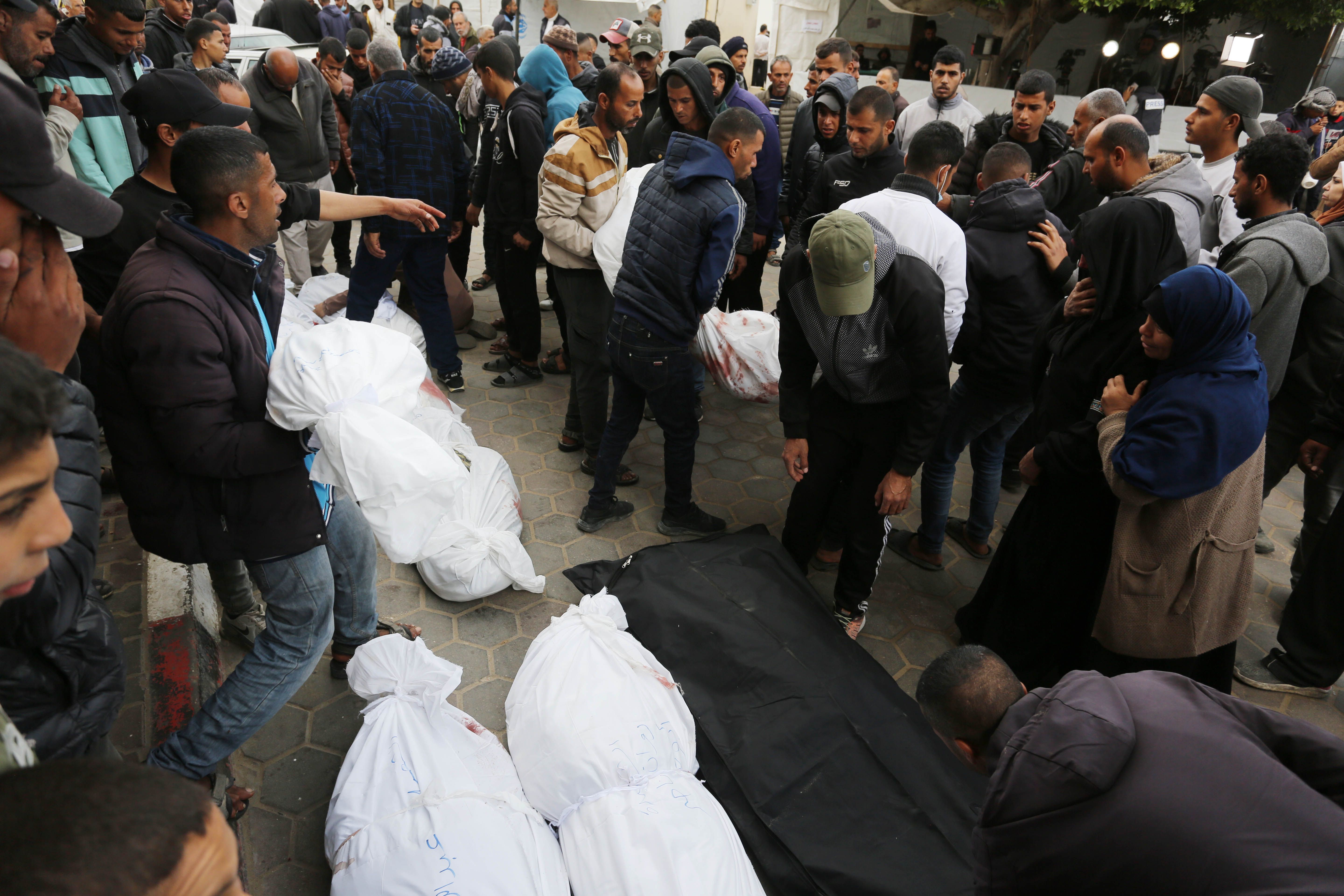Sağlık sisteminin çöktüğü Gazze'den korkutan haber: Bulaşıcı hastalık vakaları milyonu buldu Ölmek de İsrail zulmünü durdurmaya yetmedi... Toplu mezarı bombaladılar! - 2. Resim