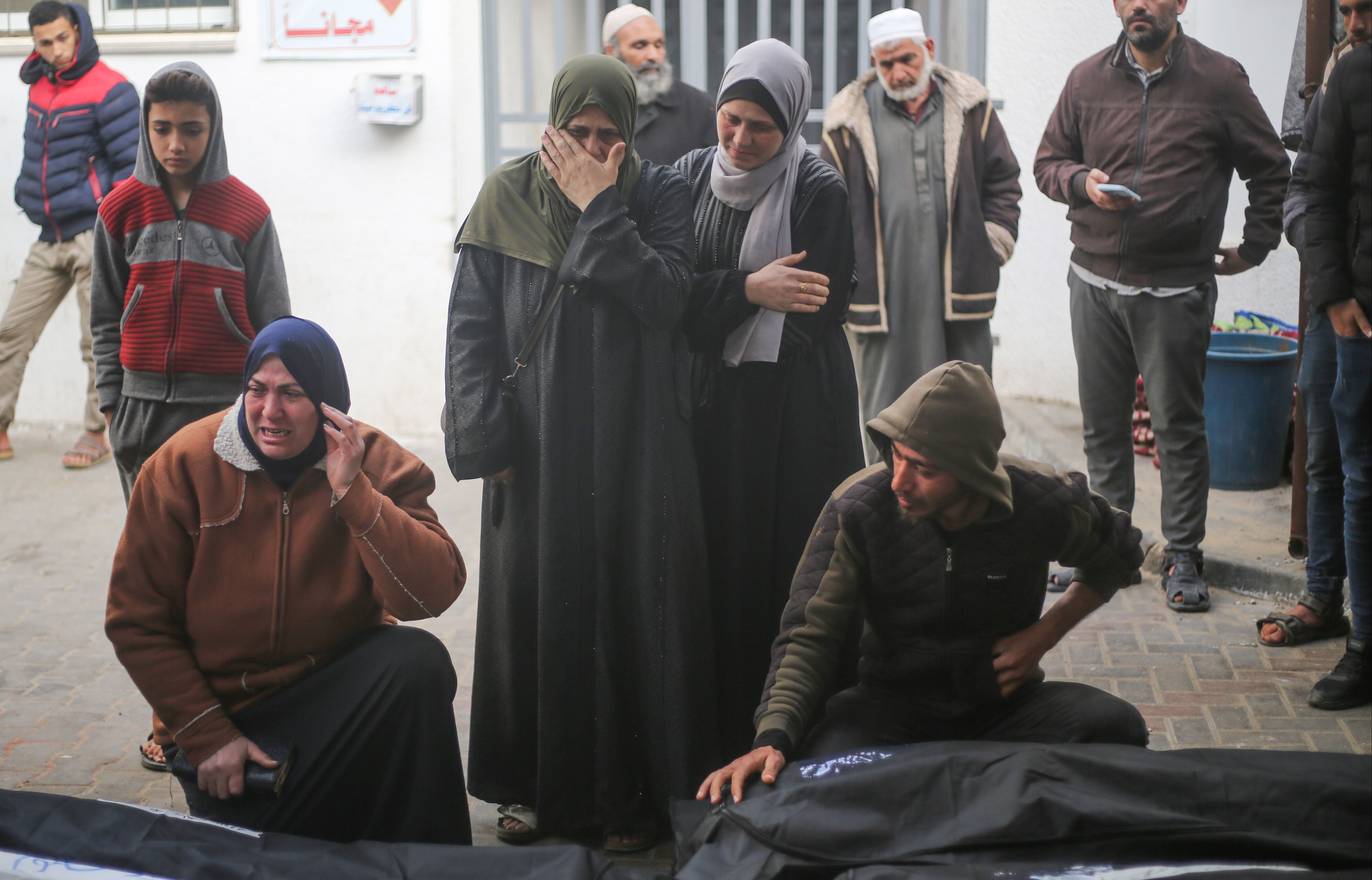 Sağlık sisteminin çöktüğü Gazze'den korkutan haber: Bulaşıcı hastalık vakaları milyonu buldu Ölmek de İsrail zulmünü durdurmaya yetmedi... Toplu mezarı bombaladılar! - 1. Resim
