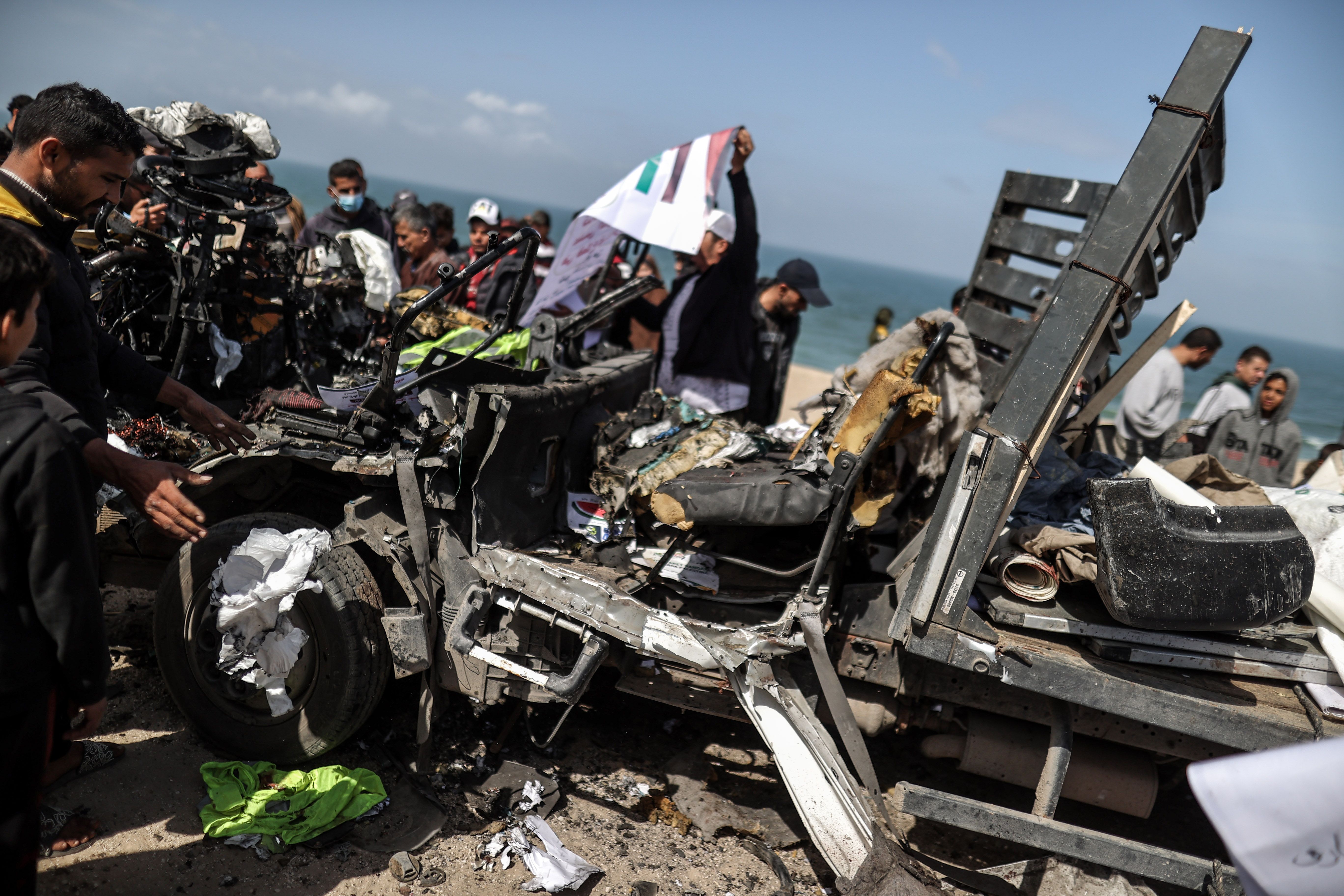 Sağlık sisteminin çöktüğü Gazze'den korkutan haber: Bulaşıcı hastalık vakaları milyonu buldu Ölmek de İsrail zulmünü durdurmaya yetmedi... Toplu mezarlığı bombaladılar! - 2. Resim