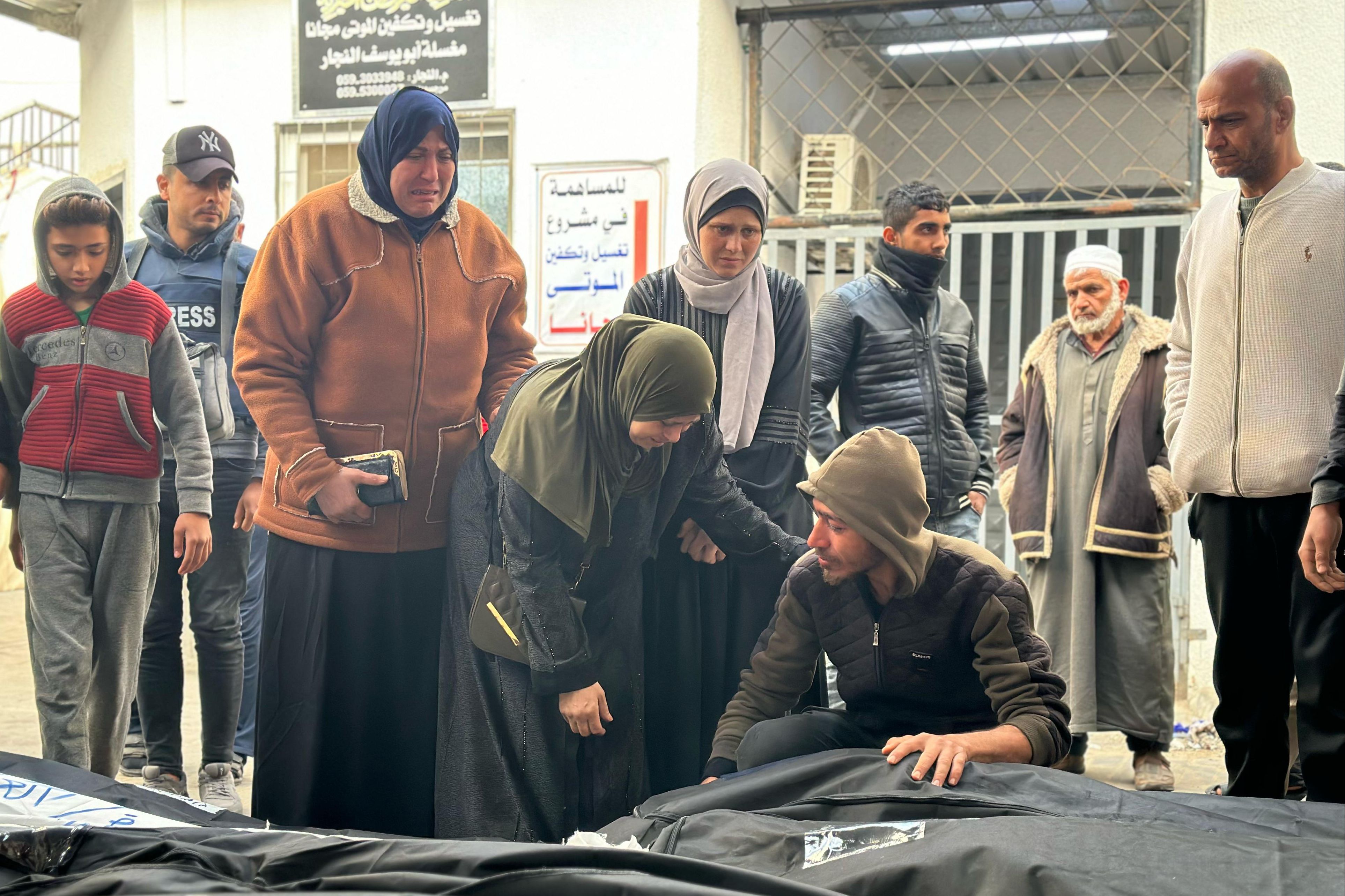 Sağlık sisteminin çöktüğü Gazze'den korkutan haber: Bulaşıcı hastalık vakaları milyonu buldu Ölmek de İsrail zulmünü durdurmaya yetmedi... Toplu mezarlığı bombaladılar! - 3. Resim