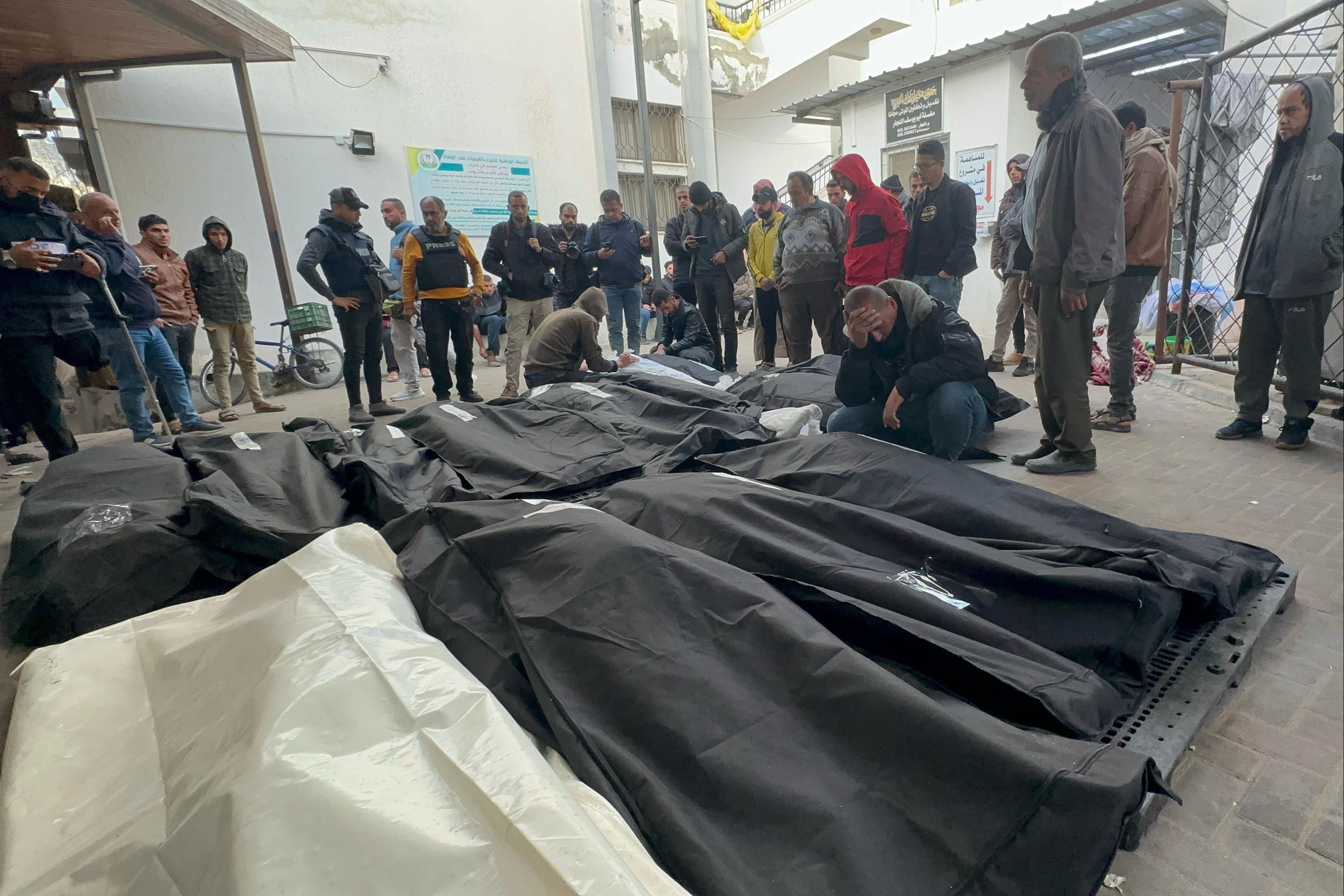 Sağlık sisteminin çöktüğü Gazze'den korkutan haber: Bulaşıcı hastalık vakaları milyonu buldu Ölmek de İsrail zulmünü durdurmaya yetmedi... Toplu mezarlığı bombaladılar! - 4. Resim