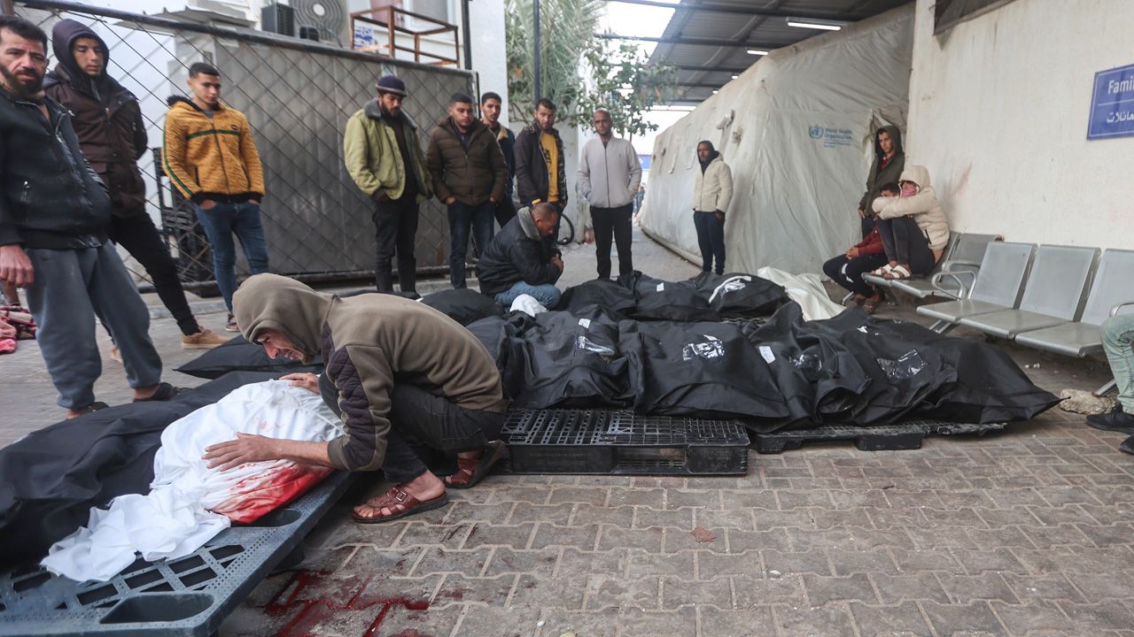 Sağlık sisteminin çöktüğü Gazze'den korkutan haber: Bulaşıcı hastalık vakaları milyonu buldu Ölmek de İsrail zulmünü durdurmaya yetmedi... Toplu mezarlığı bombaladılar! - 2. Resim