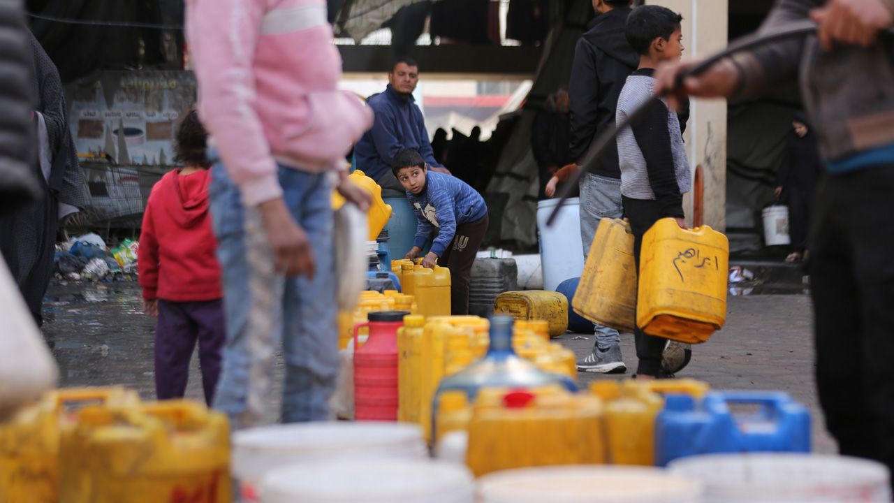 Sağlık sisteminin çöktüğü Gazze'den korkutan haber: Bulaşıcı hastalık vakaları milyonu buldu Ölmek de İsrail zulmünü durdurmaya yetmedi... Toplu mezarlığı bombaladılar! - 1. Resim