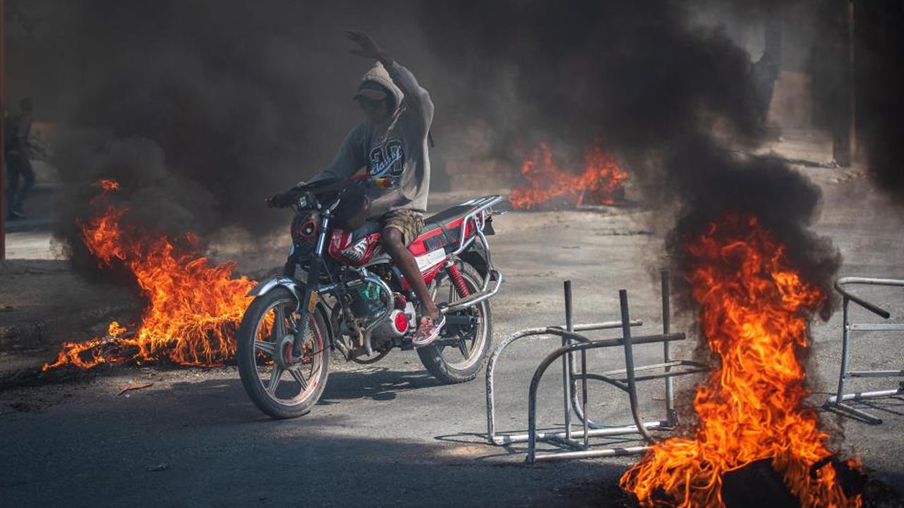 Ölü sayısı artıyor! Haiti'de çeteler hapishaneleri bastı, 4.000 mahkum firar etti Ölü sayısı artıyor! Haiti'de çeteler hapishaneleri bastı, 4.000 mahkum firar etti - 1. Resim