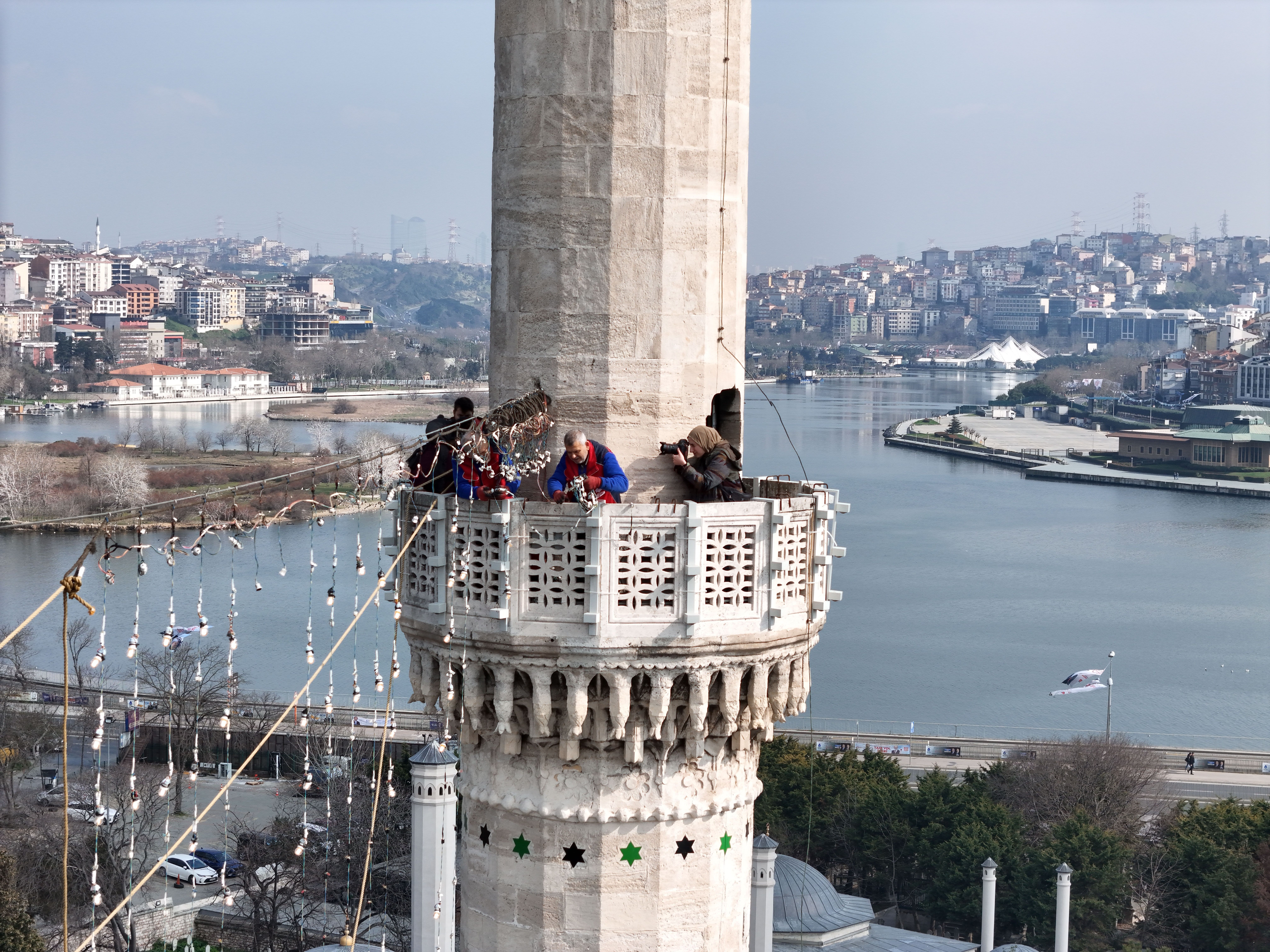 Ramazan Kur'an ayıdır! İlk mahyalar Eyüpsultan Camii'ne asıldı Ramazan Kur'an ayıdır! İlk mahyalar Eyüpsultan Camii'ne asıldı - 3. Resim