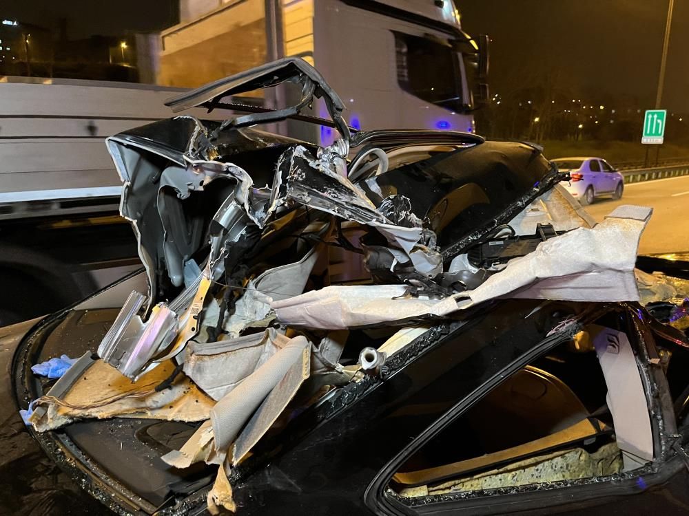 TEM'de tırın altına giren lüks araç 30 metre sürüklendi! Ölü ve yaralananlar var... - 2. Resim