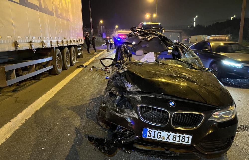TEM'de tırın altına giren lüks araç 30 metre sürüklendi! Ölü ve yaralananlar var... - 3. Resim