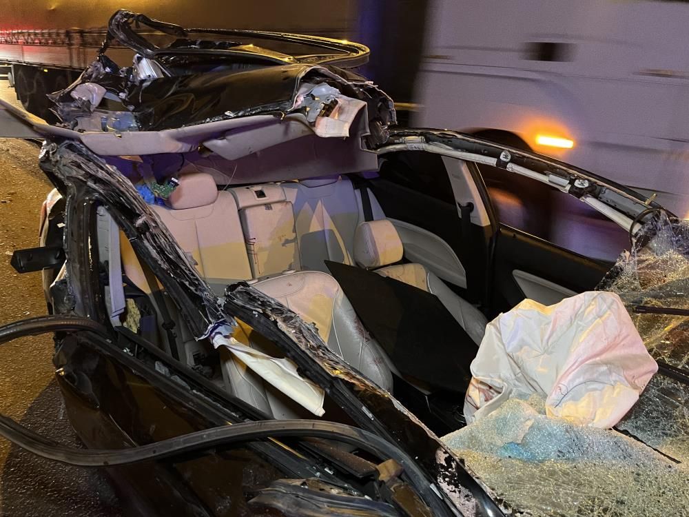 TEM'de tırın altına giren lüks araç 30 metre sürüklendi! Ölü ve yaralananlar var... - 1. Resim