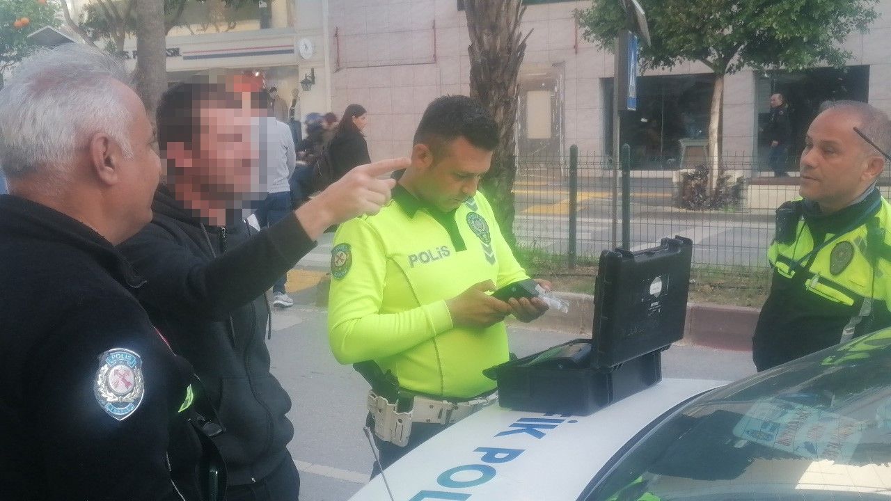 Alkolmetreyi üflemeyi reddeden sürücü: Eşim üflesin - 1. Resim