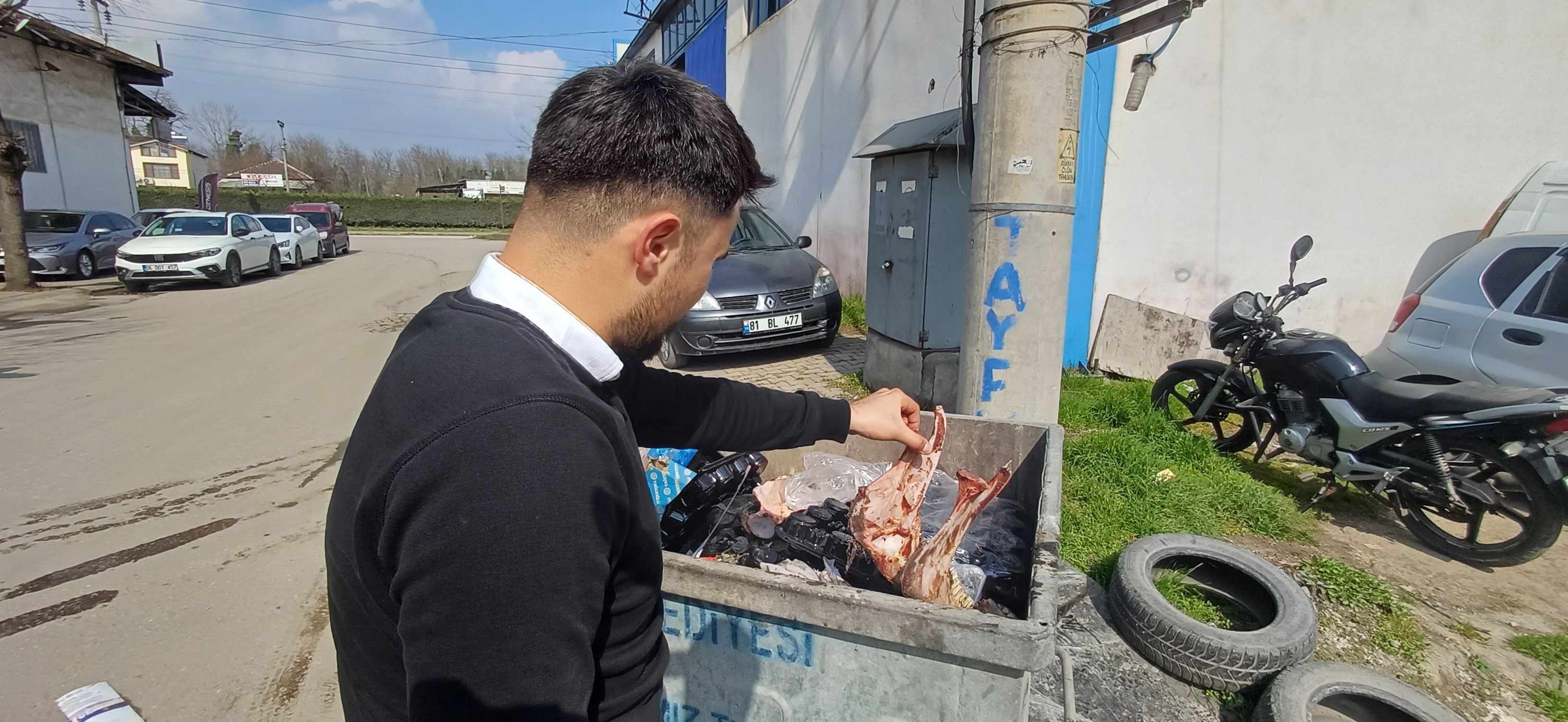 At kesen şahıs yakayı ele verdi! İş yerinde yüzlerce kişiye yedirmiş olabilir At kesen şahıs yakayı ele verdi! İş yerinde yüzlerce kişiye yedirmiş olabilir - 1. Resim