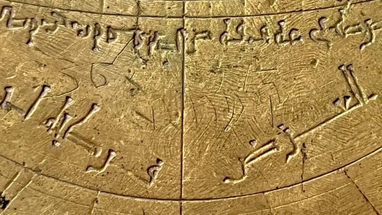 Çok nadir bulunan bir Endülüs usturlabı keşfedildi! Üzerindeki birden fazla dili Cambridge'li akademisyen çözdü Çok nadir bulunan bir Endülüs usturlabı keşfedildi! Üzerindeki birden fazla dili Cambridge'li akademisyen çözdü - 2. Resim
