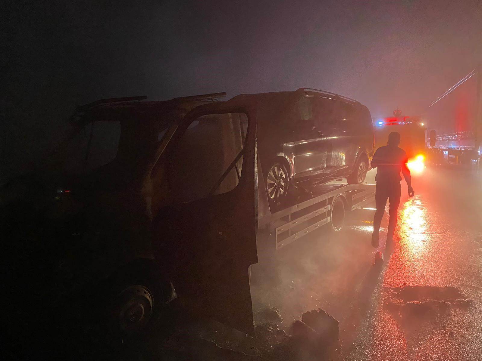 BBP lideri Destici'nin aracı İstanbul yolunda yeniden kaza yaptı, çekici alev alev yandı Destici'nin aracı ikinci kez kazaya karıştı! Önce çarptı, sonra yandı - 1. Resim