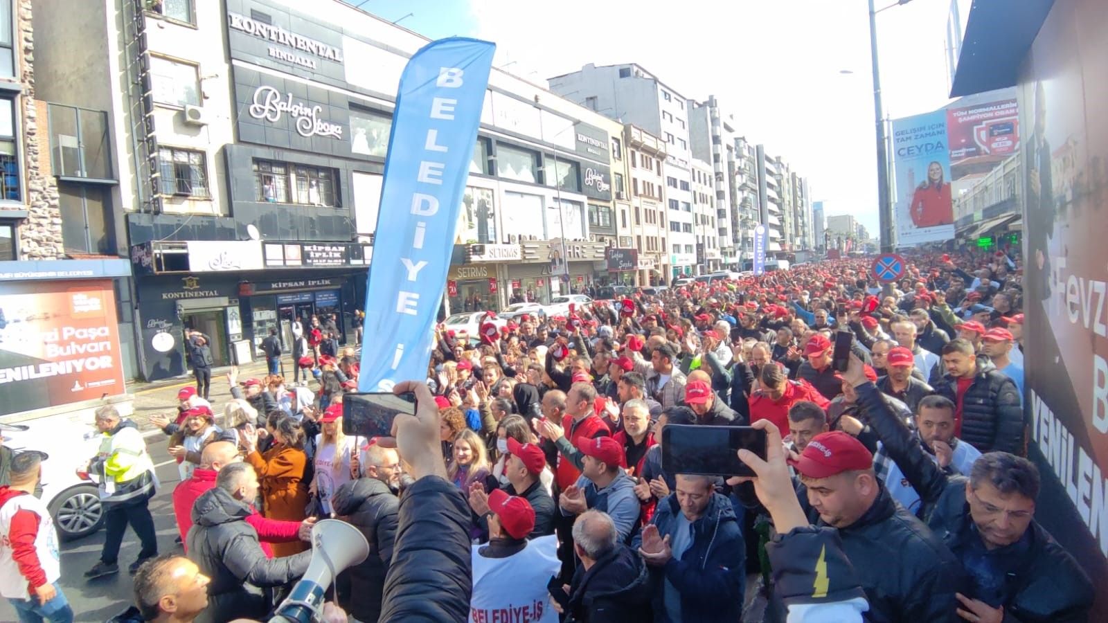 İzmir Büyükşehir Belediyesi'nin zam teklifi kontak kapattırdı İzmir Büyükşehir Belediyesi'nin zam teklifi kontak kapattırdı - 2. Resim