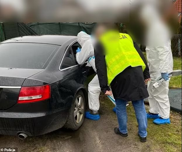Kendisini "şeytanın bebeği" olarak tanıtan kadın, anne ve babasını palayla öldürdü Kendisini "şeytanın bebeği" olarak tanıtan kadın, anne ve babasını palayla öldürdü - 1. Resim