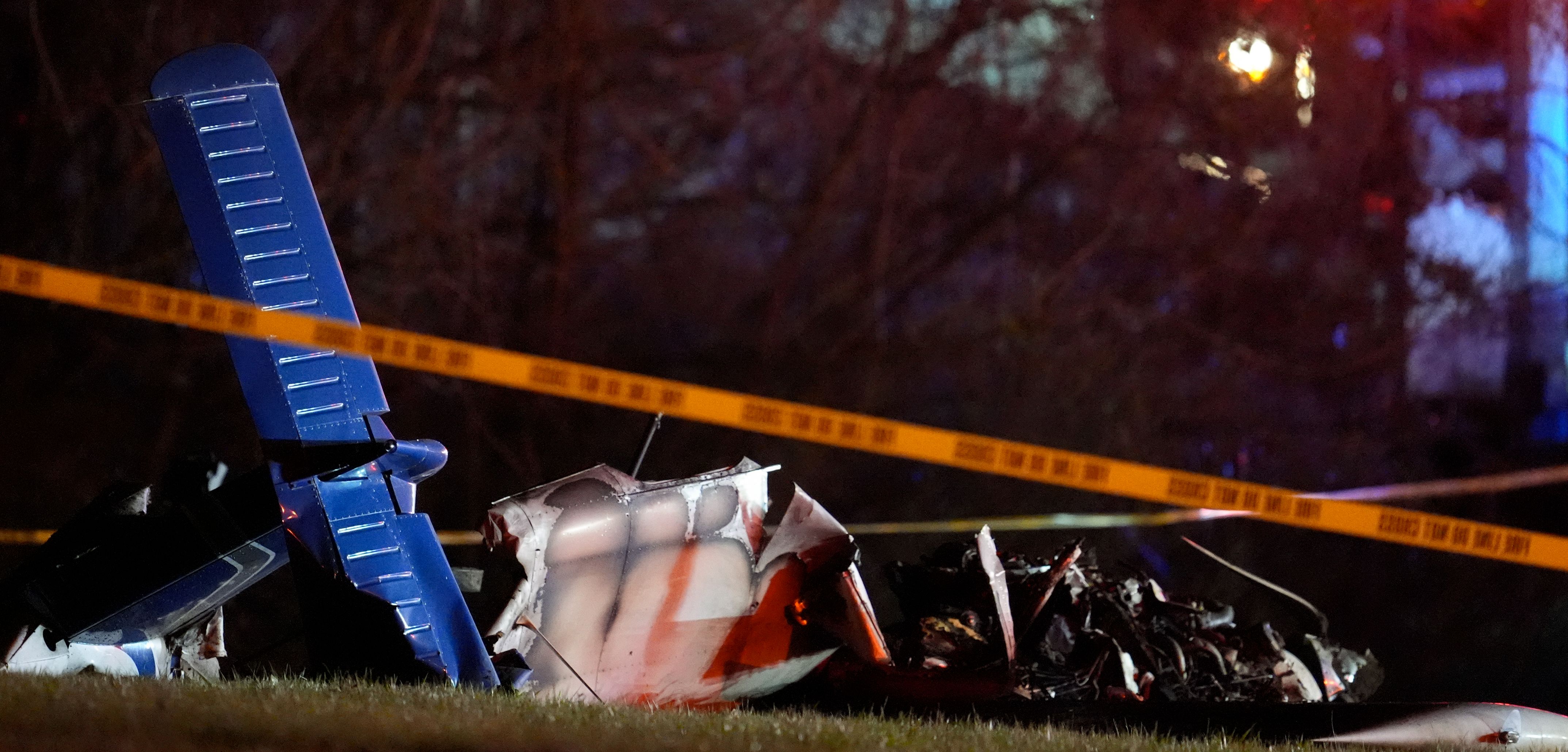 Küçük uçak otoyolun kenarına düştü! Çok sayıda ölü var - 1. Resim