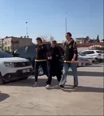Lüks araçta silahla poz veren fenomen gözaltına alındı! Savunması pes dedirtti Lüks araçta silahla poz veren fenomen gözaltına alındı! Savunması pes dedirtti - 1. Resim