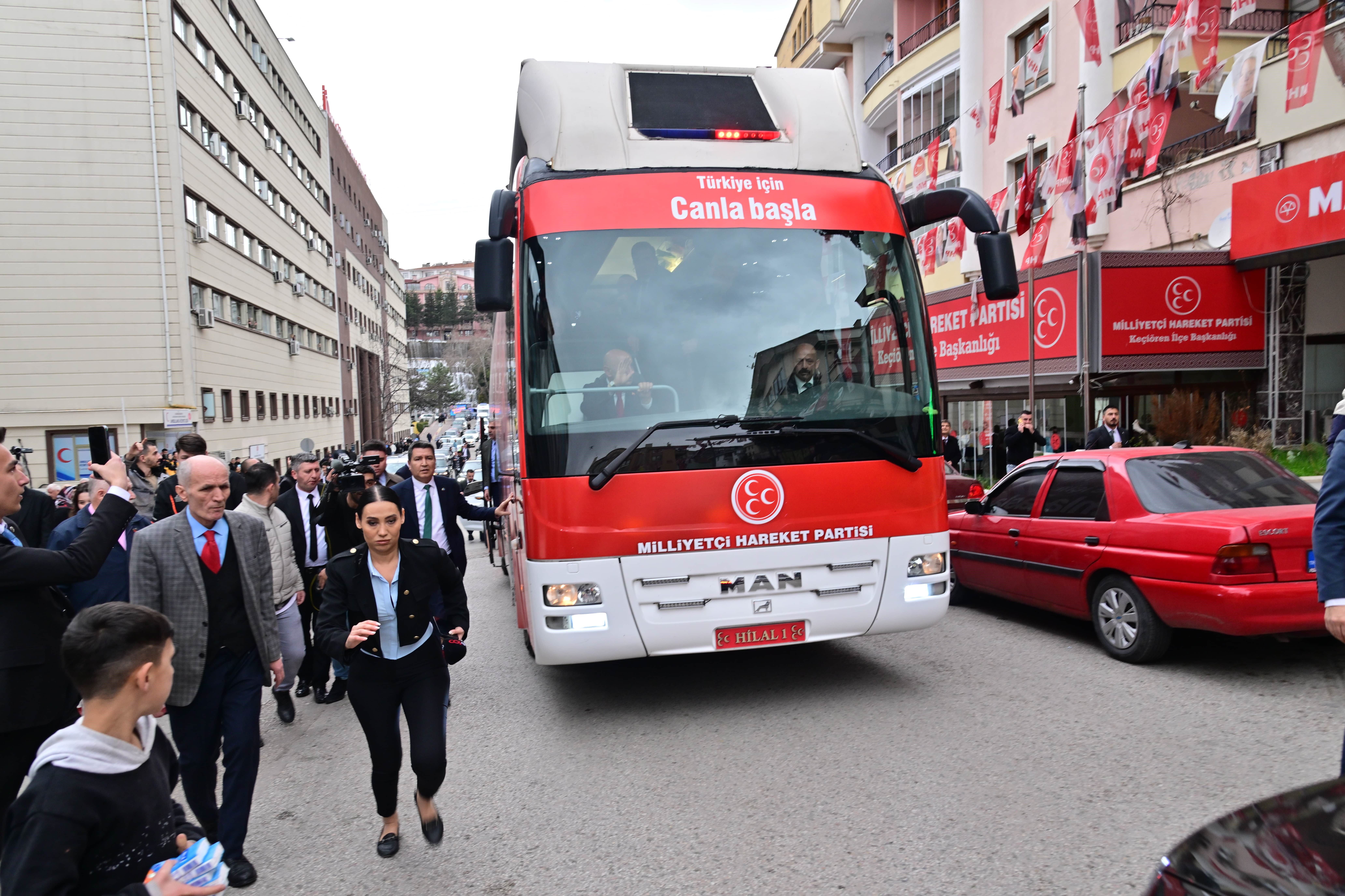 MHP lideri Bahçeli ve ABB Başkan Adayı Altınok seçmenleri selamladı MHP lideri Bahçeli ve ABB Başkan Adayı Altınok seçmenleri selamladı - 1. Resim