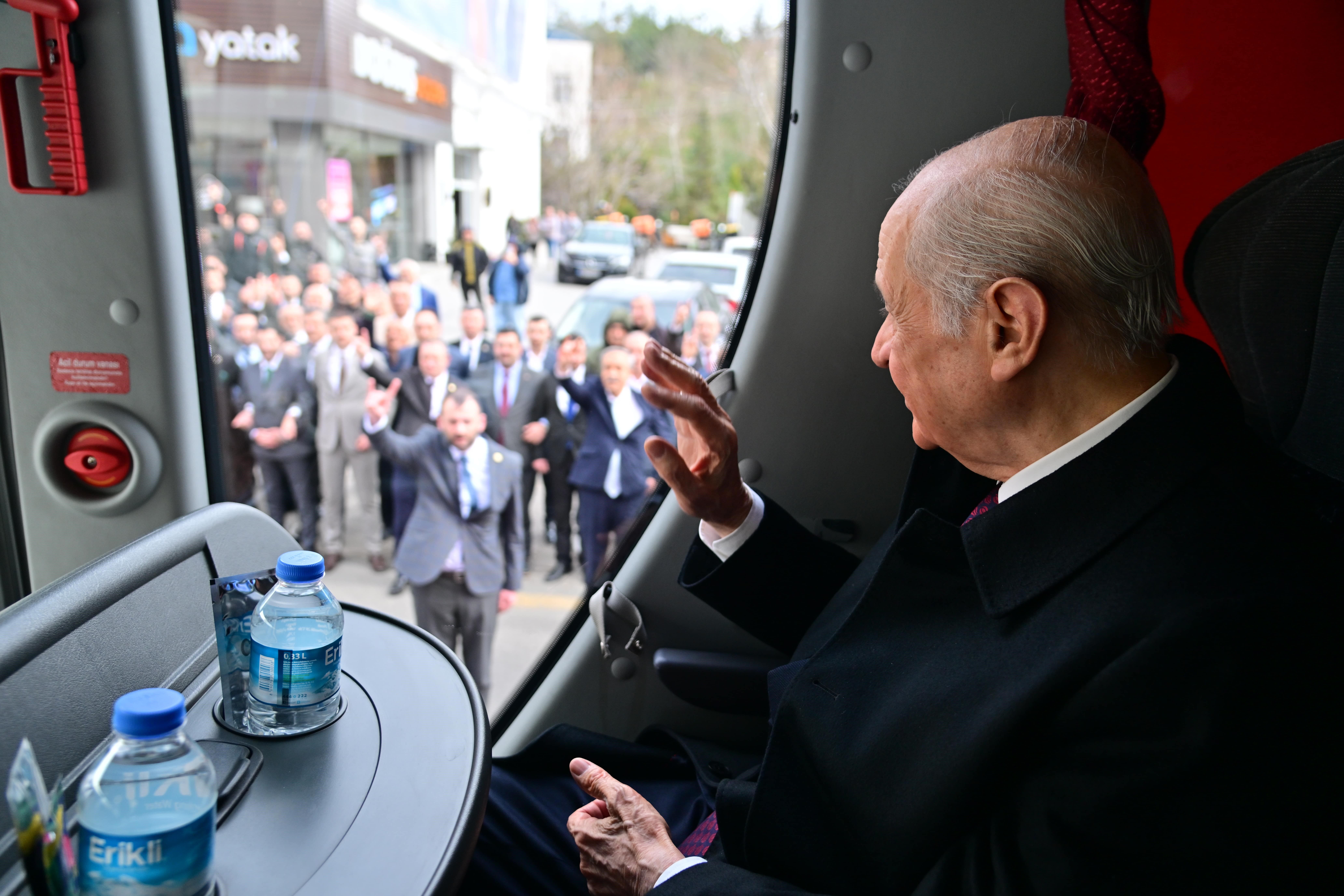 MHP lideri Bahçeli ve ABB Başkan Adayı Altınok seçmenleri selamladı MHP lideri Bahçeli ve ABB Başkan Adayı Altınok seçmenleri selamladı - 2. Resim