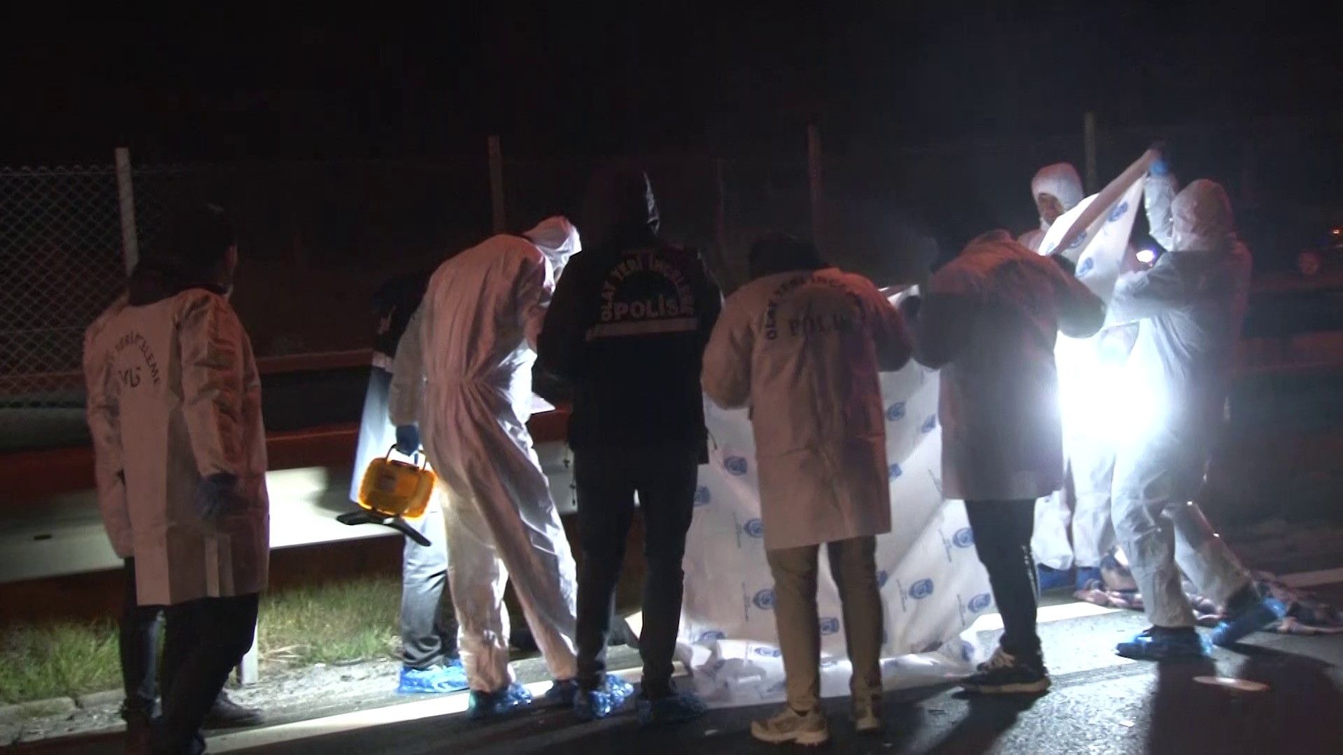 TEM'de feci kaza! Yolun karşısına geçmeye çalışan aileyi araba ezdi: 5 ölü TEM'de feci kaza! Yolun karşısına geçmeye çalışan aileyi araba ezdi: 5 ölü - 2. Resim