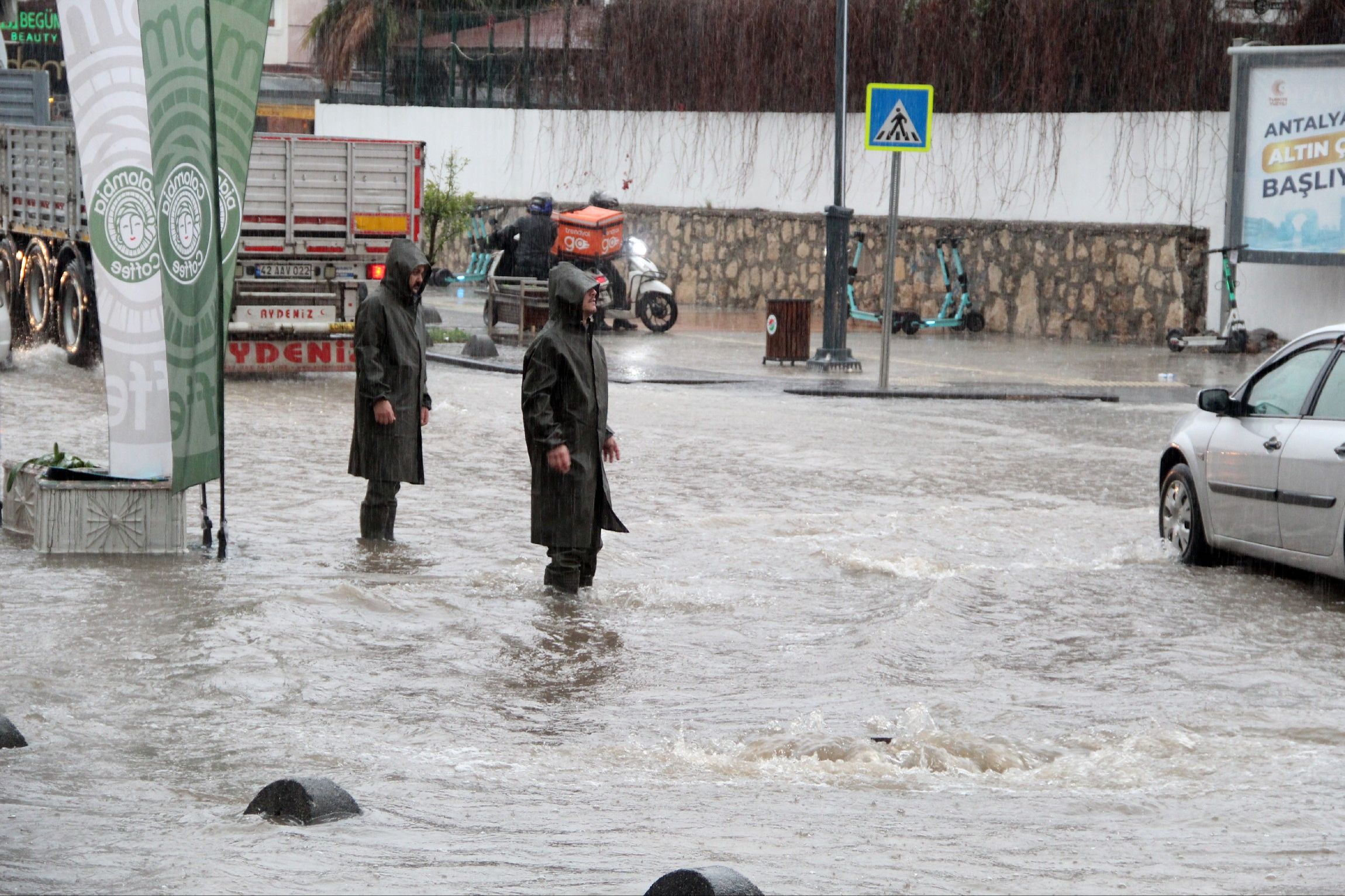 Turuncu alarmın verildiği Antalya kabusu yaşıyor: Sel, fırtına, hortum, orman yangını... - 3. Resim