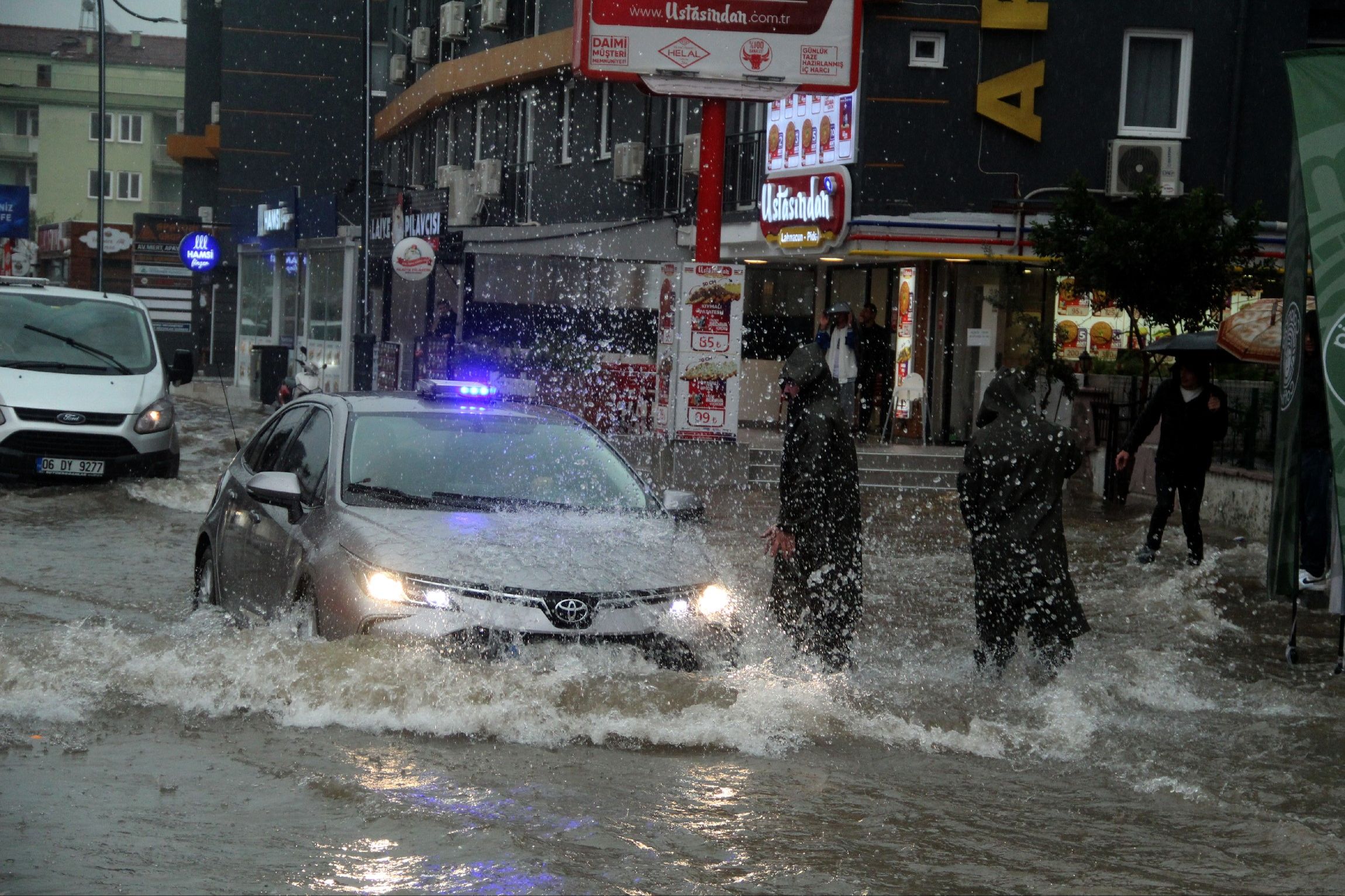 Turuncu alarmın verildiği Antalya kabusu yaşıyor: Sel, fırtına, hortum, orman yangını... - 1. Resim