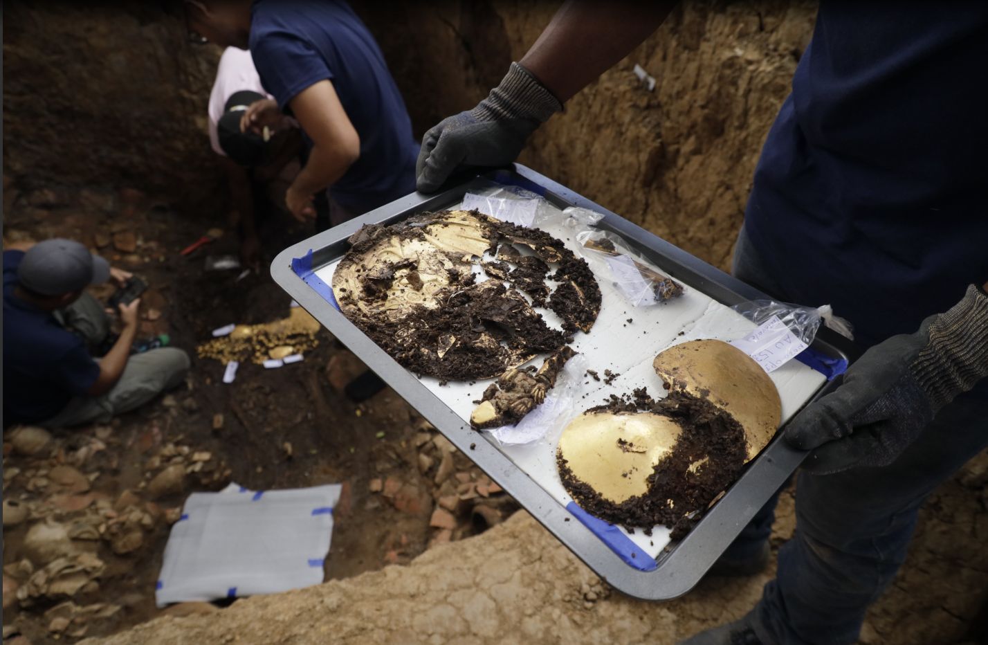 1300 yıllık mezardan eşsiz altınlar çıktı! Panama’da yapılan kazıda gizemli süslemeler bulundu - 2. Resim