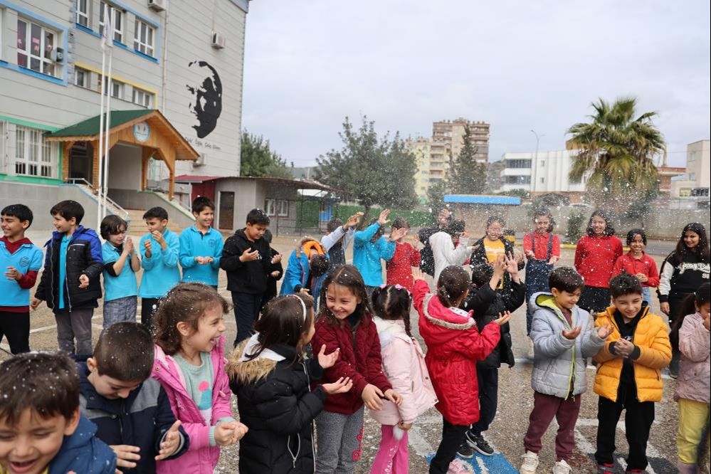 Adana'da kar s&uuml;rprizi! &Ccedil;ocukların sevinci g&ouml;r&uuml;lmeye değdi... - 4. Resim
