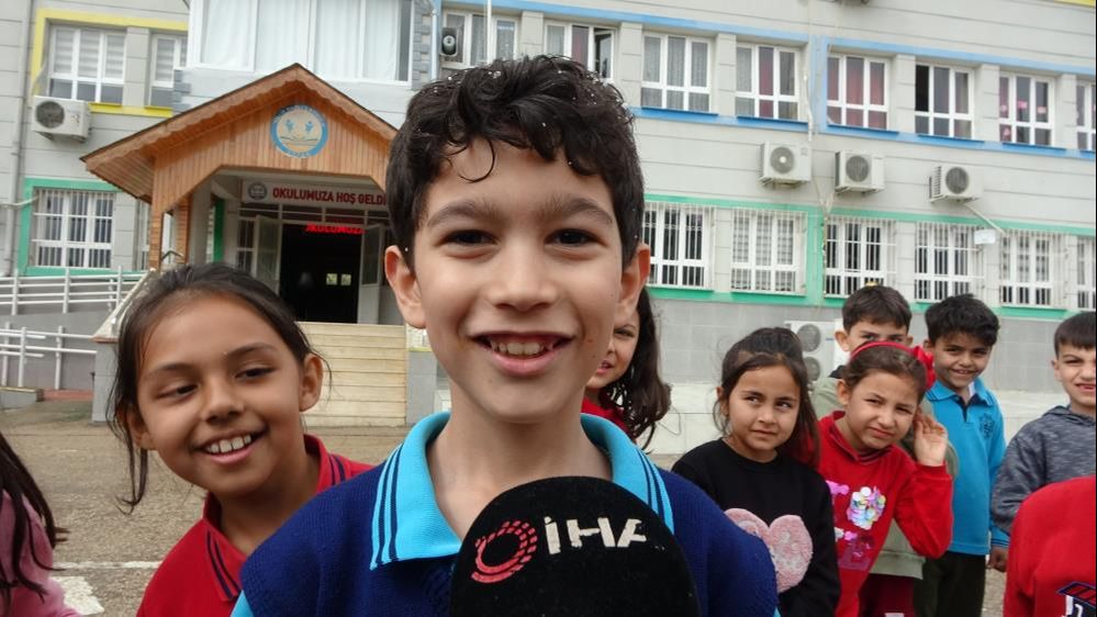 Adana'da kar s&uuml;rprizi! &Ccedil;ocukların sevinci g&ouml;r&uuml;lmeye değdi... - 2. Resim