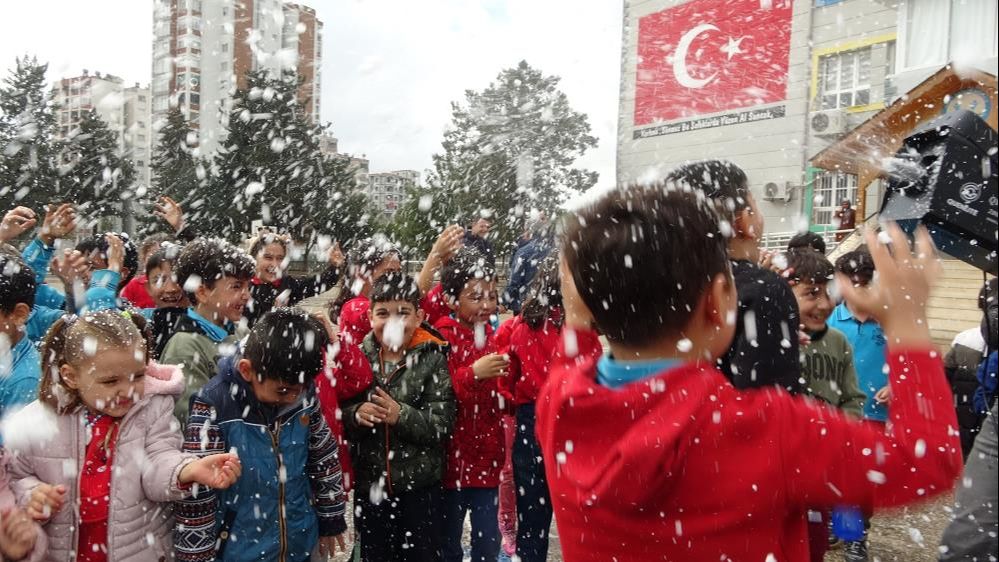 Adana'da kar s&uuml;rprizi! &Ccedil;ocukların sevinci g&ouml;r&uuml;lmeye değdi... - 3. Resim