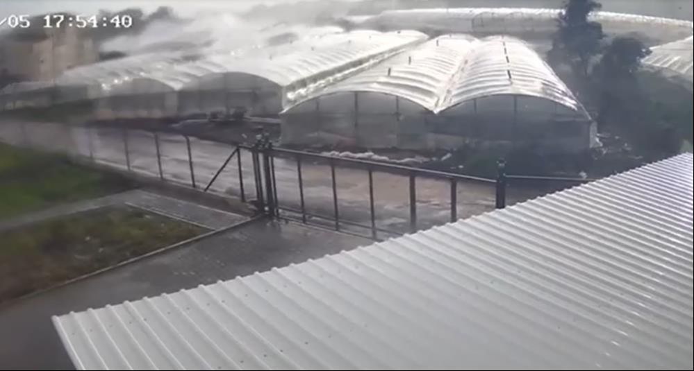 Antalya'yı hortum vurdu! Tarlalara zarar gördü, güneş panelleri havada uçtu - o anlar kamerada - 2. Resim