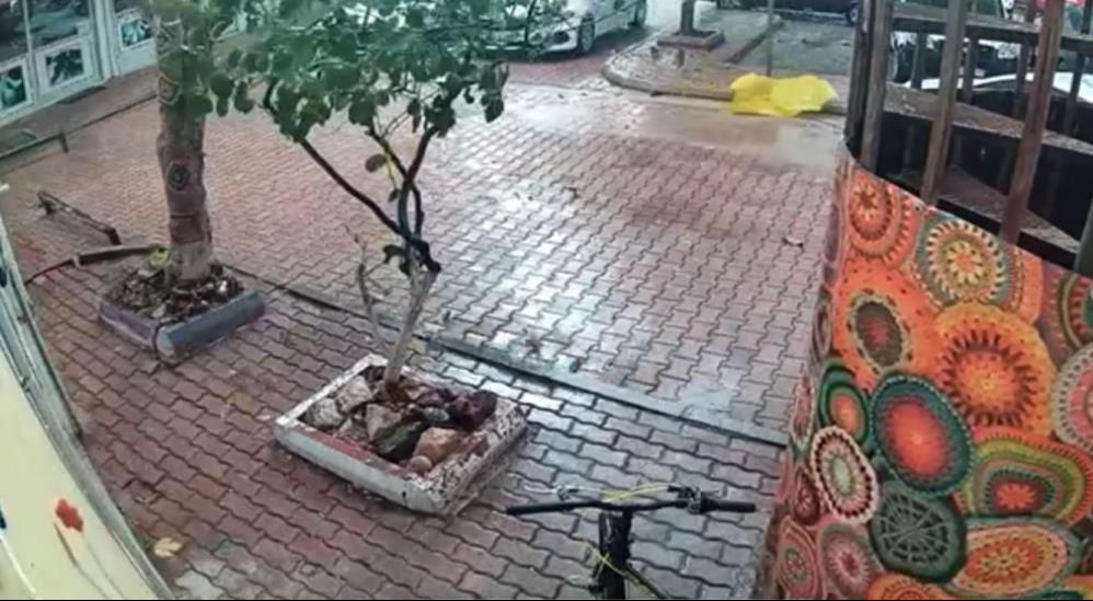 Antalya'yı hortum vurdu! Tarlalara zarar gördü, güneş panelleri havada uçtu - o anlar kamerada - 3. Resim