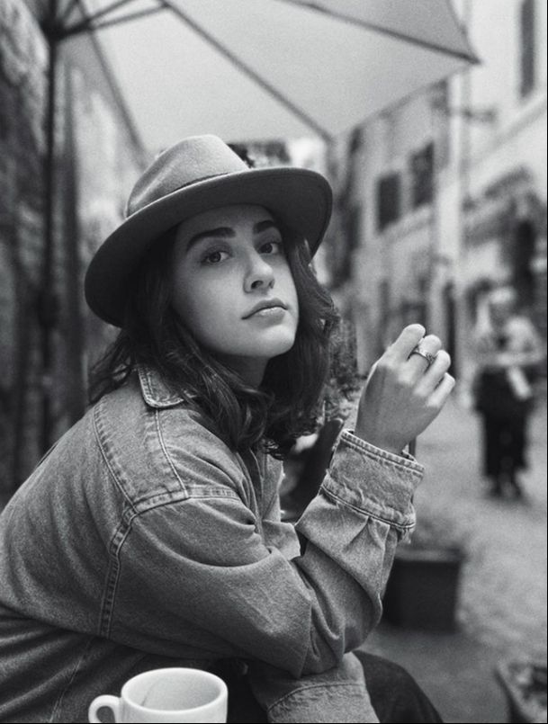 Bahar dizisinde Seren'i 28 yaşındaki oyuncu Nil Sude Albayrak canlandırıyor - 1. Resim